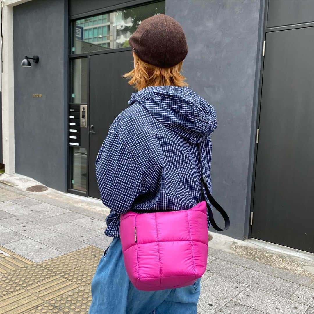 バッグンナウンのインスタグラム：「・ 【LIMITED EDITION】  QUILT SHOULDER ‘S’ ¥12,100-  col. BLACK / BEIGE / PINK / SAX / NAVY  QUILTシリーズより ショルダーSサイズが数量限定で登場いたしました！  キルティングならではのころんとしたシルエットや、 イエローの内生地が特徴的です💫  現在BAG’n’NOUN SHOP各店にて販売中です。 ぜひ店頭でお試しください。  #bagnnoun #バッグンナウン  #necessaryorunnecessary  #mamborama #madeinjapan #日本製 #bag #バッグ」