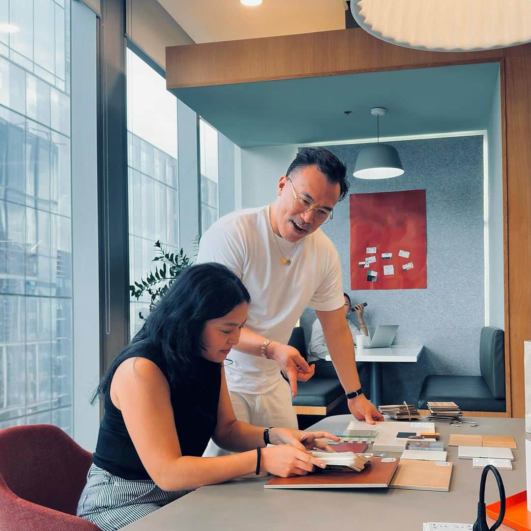 JJ.Acunaさんのインスタグラム写真 - (JJ.AcunaInstagram)「Working on final material boards for two exciting projects today. Stay tuned for some amazing results! 🛠️ #JJABespoke #interiordesign #residentialdesign #restaurantdesign」10月2日 19時32分 - jj.acuna