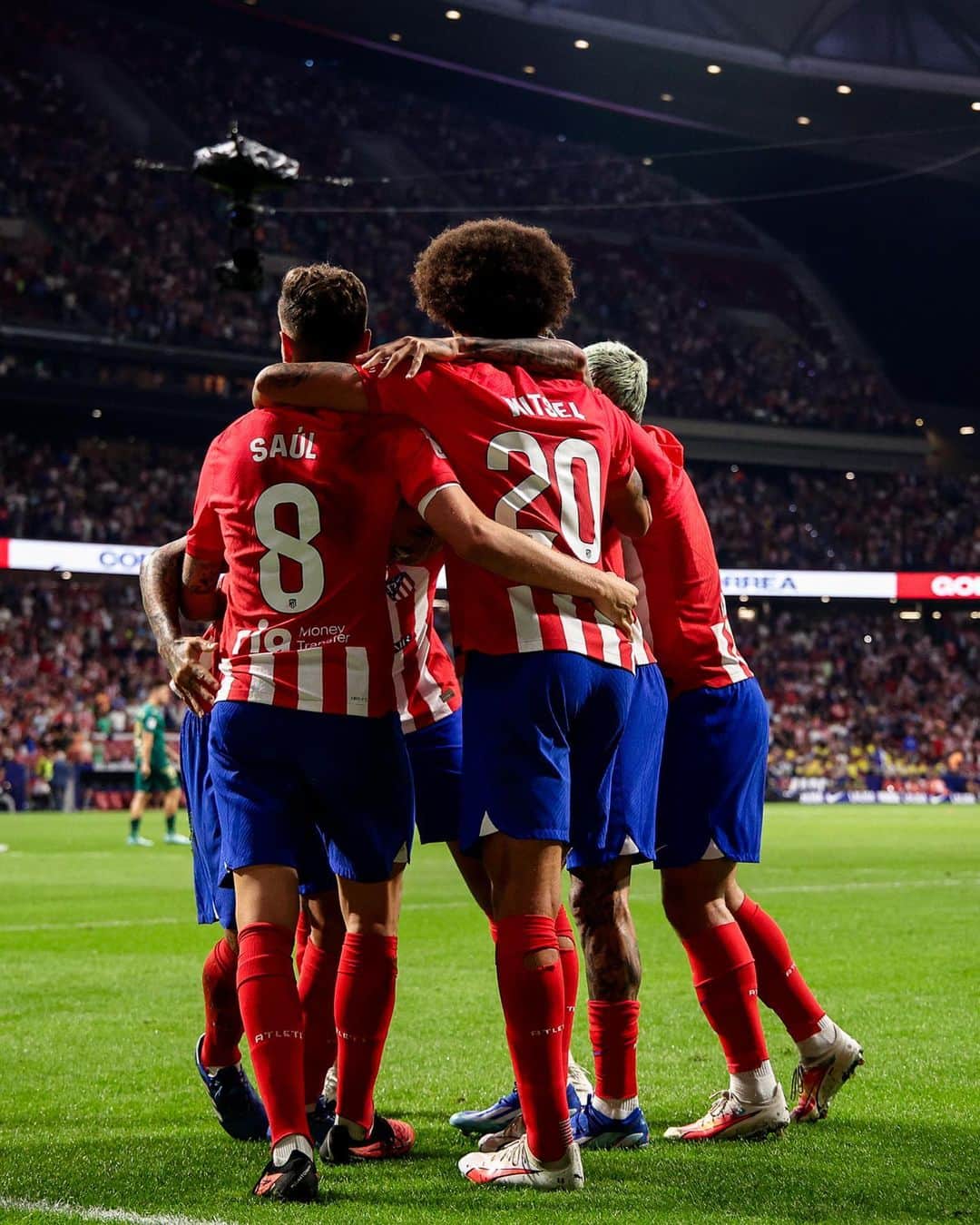 アクセル・ヴィツェルのインスタグラム：「Three wins in a row! ✅✅✅ @atleticodemadrid   Together we showed our strength as a team to come back and take the victory 💪🏽 Now our focus turns to another important game on Wednesday 👊🏽」