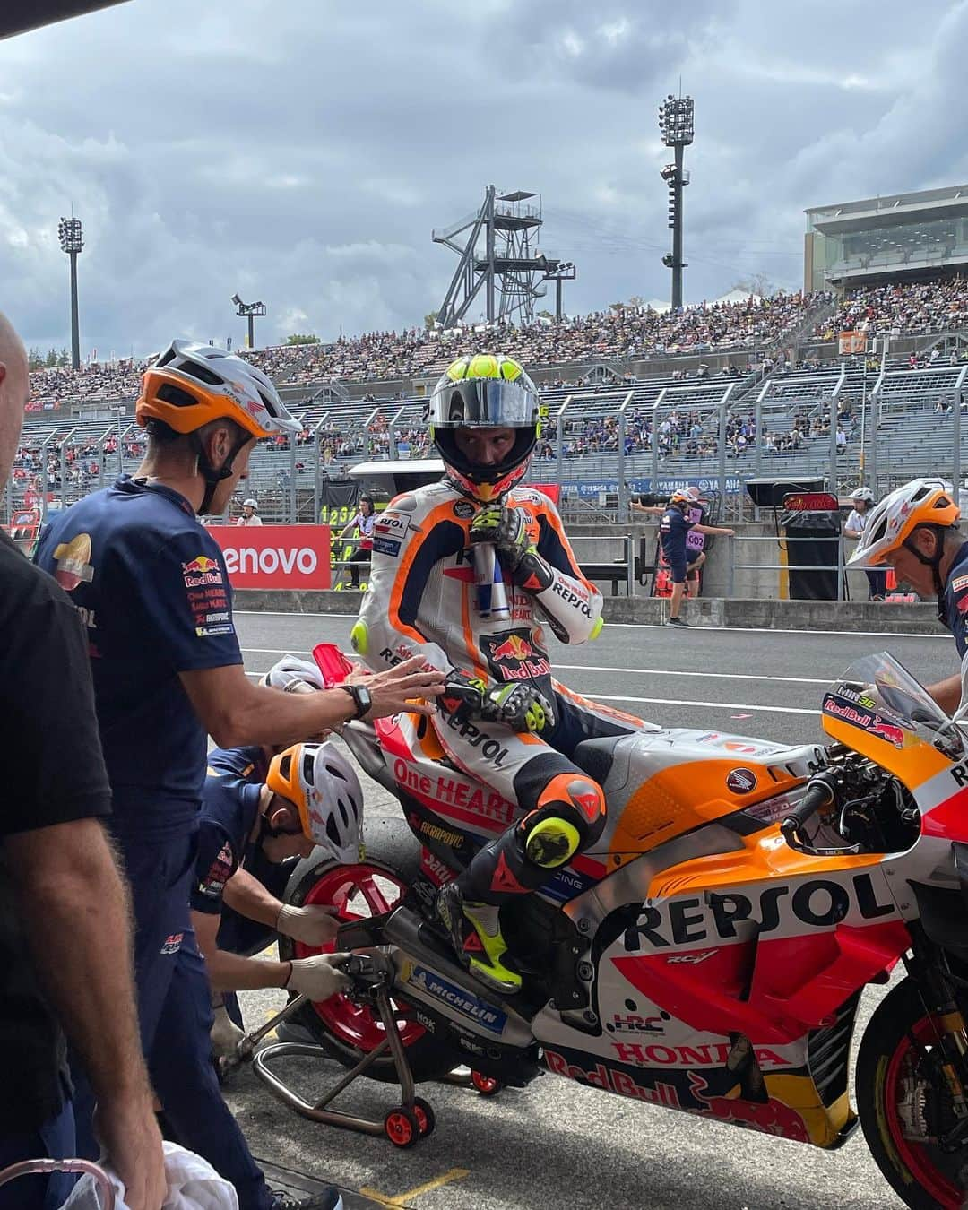 レプソル・ホンダさんのインスタグラム写真 - (レプソル・ホンダInstagram)「A romantic #JapaneseGP in the books 🥰 and a lotta #BTS action to go with it.」10月2日 19時34分 - hrc_motogp