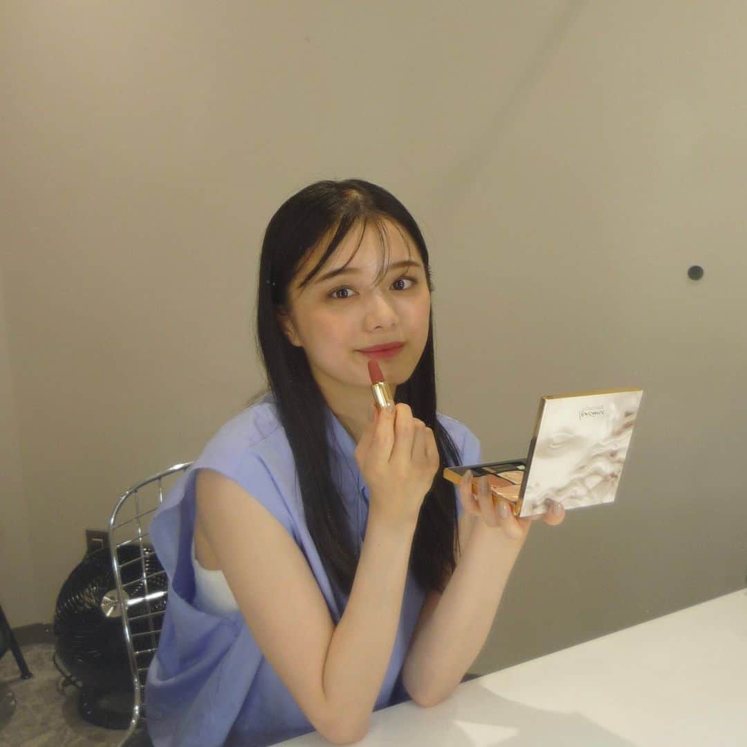 紺野彩夏のインスタグラム：「LANCÔMExLOUVRE 光沢感がすごく綺麗なパレットとアート作品からインスピレーションを受けたネーミングのマットリップがとっても素敵でした☺︎ 「リシュリューウィング パレット」と 「ラプソリュ ルージュ ドラママット(限定パッケージ)」は10/13(金)から発売されます、ぜひ！  #ランコム #ルーヴルコレクシオン #LancomexLouvre #lancomemakeup #PR @lancomeofficial  @museelouvre」