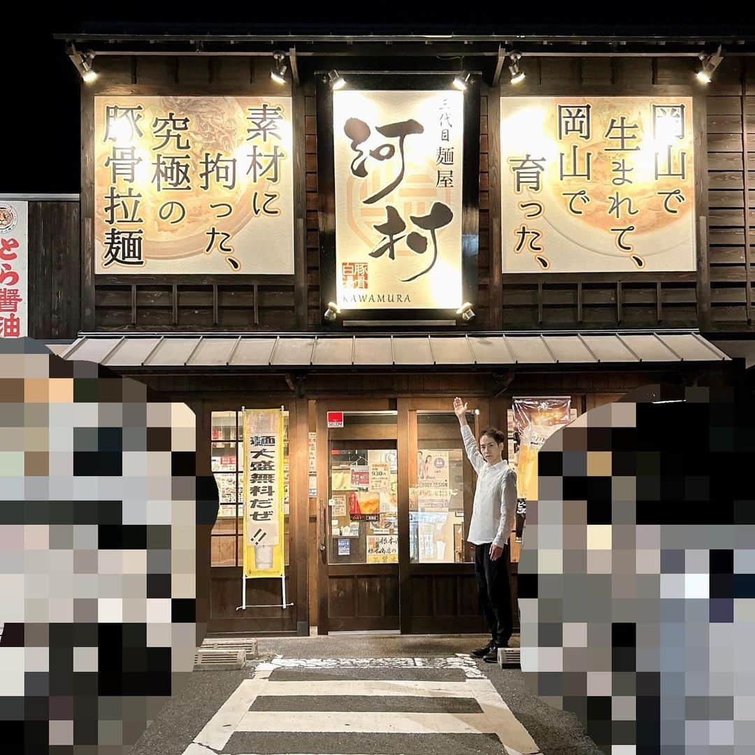 三宅裕貴のインスタグラム：「PR 岡山県倉敷市児島にある三代目麺屋河村の『元味とら醤油ラーメン･餃子セット』を食しに伺いました。  同じ敷地内の店舗駐車場に駐車しました。駐車場が広いので駐車しやすかったです。  店頭の看板と店内の看板に拘りが書かれていました。(ワクワクしました。)  一番奥の席に着いて、『元味とら醤油ラーメン･餃子セット』を注文しました。  元味とら醤油ラーメンのスープは、醤油味とまろやかな豚骨味で、コクがあるけど飲みやすくて美味しかったです。麺は、麺がらみが程よくさらっと食べれて美味しかったです。 (少し食べたら、テーブルに置いてある唐辛子を入れて、味を変えて、また美味しかったです。)  餃子とご飯のセットは、 ①餃子を餃子のタレとラー油を付けて食す。 ②餃子を餃子のタレとラー油を付けて、ご飯にのせて(ご飯と)食す。 ③餃子をラーメンにのせて、スープと食す。 の3つのバリエーションで頂きました。 餃子は、パリッと表面と柔らか表面で、皮が薄過ぎず厚過ぎずに火がよく通って、うす味の塩胡椒で美味しかったです。  スープをずるずるどんどん飲んでしまいました。恐縮ですが、地元岡山で拘り抜いた豚骨ラーメンに感じました。  メニューの一部を撮影して載せました。他には、鶏清湯(続き)、味噌、坦々の豚骨ラーメンが御座います。 『元味とら醤油ラーメン･餃子セット』もご検討下さいませ。  ▷ @nemotoshouten   #三代目麺屋河村 #麺屋河村 #根本商店 #倉敷ラーメン #倉敷らーめん #倉敷グルメ #倉敷 #kurashiki #倉敷市ラーメン #倉敷市らーめん #倉敷市グルメ #倉敷市 #岡山ラーメン #岡山らーめん #岡山グルメ #岡山 #ラーメン #ramen #라면 #豚骨 #porkbones #라면 #PR」