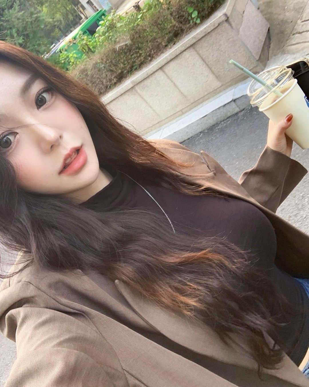 ユビンのインスタグラム：「올만에 물결〰️〰️〰️  #모어리즈 #moreliz」