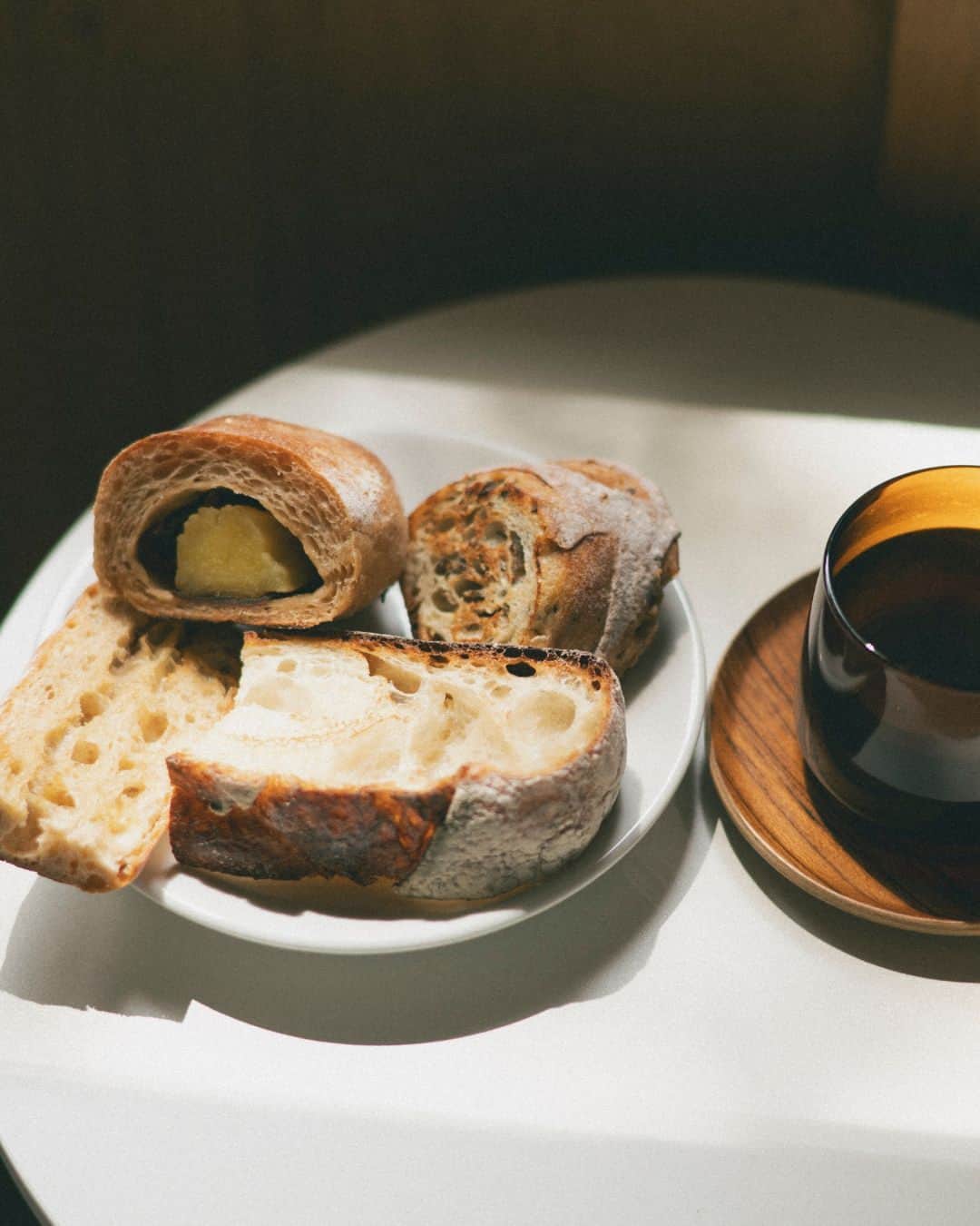Hanako公式さんのインスタグラム写真 - (Hanako公式Instagram)「【発売中】Hanako「美味しいパンには、理由がある」  買ってきたパンをより美味しく食べるには、自宅でリベイクを。家にある道具を使い、ひと手間加えるだけで、その美味しさは蘇る。紺野真さん、竹日渉さん、ワタナベマキさんら３人の料理人が実践する、今日からできる簡単ひと手間のリベイク法をご紹介します。  📚詳しくは、発売中 Hanako「美味しいパンには、理由がある」 をチェック！  【Hanako1225号_「美味しいパンには、理由がある 」】 #Hanako#Hanakomagazine#パン好き#パン屋さん巡り#国産小麦#国産小麦パン#麹パン#サワードウ#サワードウブレッド#お惣菜パン#スイーツパン#パン飲み#パンマニア #焼きたてパン #リベイク#ワタナベマキ #紺野真 #竹日渉」10月2日 19時44分 - hanako_magazine