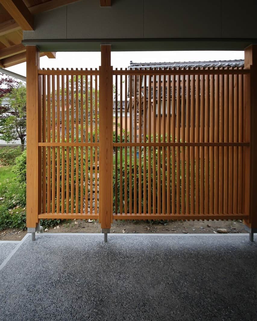 knowledgelifeさんのインスタグラム写真 - (knowledgelifeInstagram)「2方向からアクセスできる日本の伝統建築の回廊のようなアプローチがある住まい。軒現しの屋根と目隠し格子が風情を感じさせてくれます。  ＊＊＊ 新潟で自然素材・木の家づくり ナレッジライフにご相談ください @knowledgelife_niigata  #アプローチ #玄関アプローチ #格子のある家 #目隠し格子 #回廊のある家 #動線計画 #木の家 #日本建築 #新潟の家づくり #ナレッジライフ」10月2日 19時37分 - knowledgelife_niigata