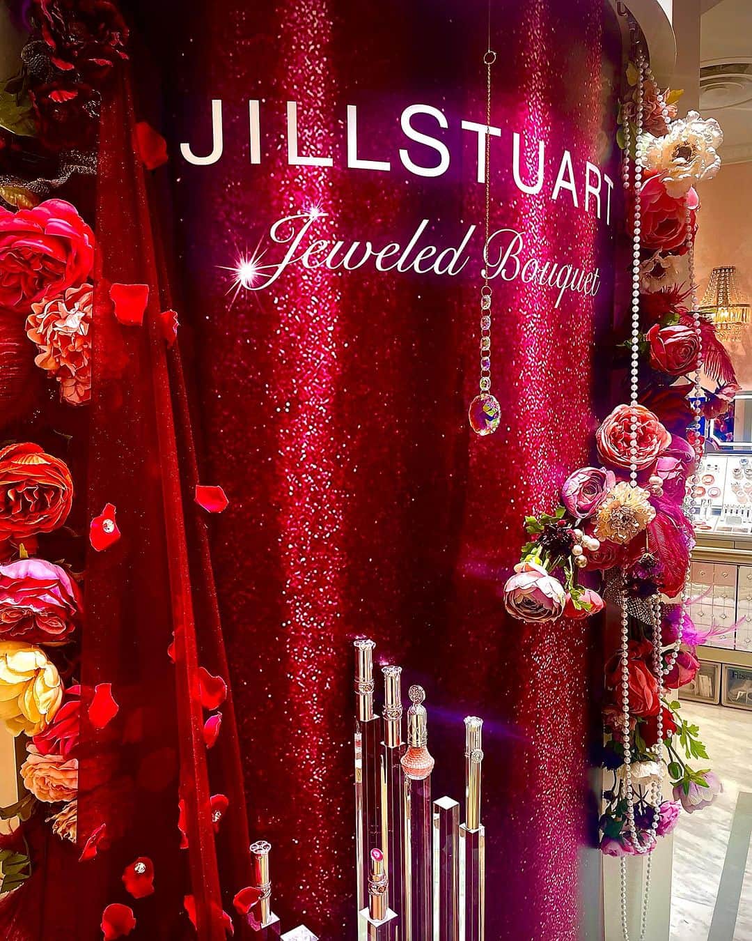 のインスタグラム：「お誕生日の友達が… JILL好きなので、見に来ました💄👀✨  キラキラしてて可愛い❤️  アラサーちゃんのおすすめ商品とかみんな欲しいものってある⁉️  今月も誕生日多いし、なんだか常に誕生日のお祝いしてる気がするww  #ジルスチュアート  #化粧 #化粧品 #コスメ #インフルエンサー #インスタグラマー  #インスタ映え #誕生日 #誕生日プレゼント」