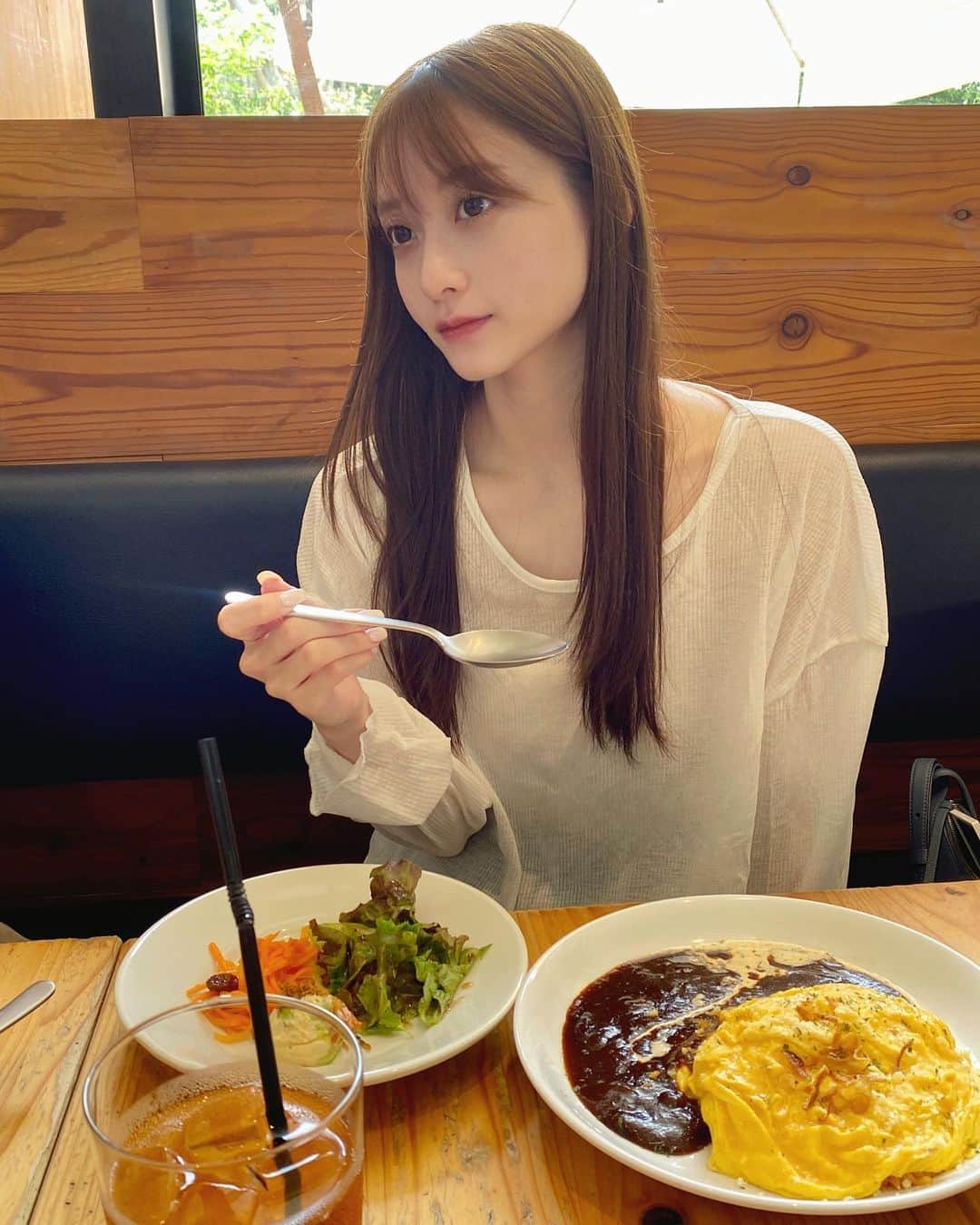 のインスタグラム：「・ ・  ランチしてのーんびりの日🥗🍗 大人のキッズプレートみたいな夢のメニューもあった🫶  #れんの服 トップスとスニーカーはSHEIN 💻  商品ID：10690231👚 商品ID：13113971 👟  クーポンコード：ren96  このクーポンコードを使うと お買い上げ金額1～5,999円まではセール価格より15%OFF、 6,000円以上は20%OFFになるよ(*'ω'*)💓 12月31日まで使えます📝  #SHEINforAll #SHEIN #SHEINpartner #ad #今日のコーデ #OOTD @shein_japan   ・ ・」