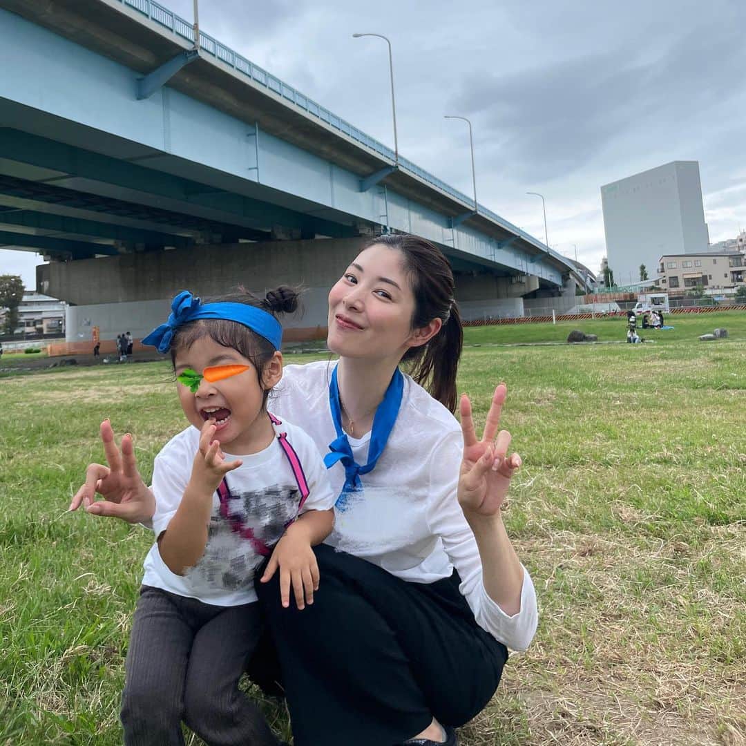 青谷優衣のインスタグラム：「娘のはじめての運動会🏅✨  走って踊って、がんばりました🏃‍♀️💕  まだ勝ち負けがわからない娘たち乳児クラスの平和な競争も、お兄ちゃんお姉ちゃんクラスの皆が悔しくて涙するかけっこも、全てがかわいいに溢れていました😭  青組、優勝！😍 楽しかった〜😍  #はじめての運動会」