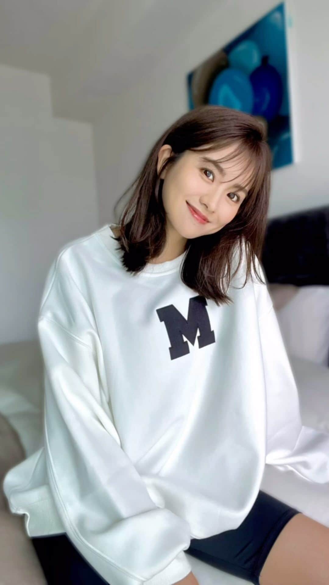 のインスタグラム：「このⓂ️のトレーナーかわいすぎる🐼 なんなら去年から気になってた🤣 イニシャルがⓂ️だからⓂ️のものに目がない🤣 届いた瞬間着ちゃった🤣🤣 この時期はスパッツと合わせたら可愛いなーと❤️ 中はとても気持ちの良い素材で大満足！！ スキニーとかに合わせても絶対可愛いね👖  イニシャルがⓂ️な人、パートナーのイニシャルがⓂ️な人、推しがⓂ️な人🤣おそろいで着ましょー🤣 本当裏生地も気持ちよくておすすめ❤️❤️  @selectshop.siriusblue   #fashion #code#pr #トレーナー#トレーナーコーデ #レギンス #レギンスコーデ」