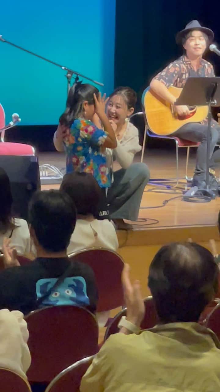 かーなーのインスタグラム：「． ． 山口ワンマンライブにて 急遽ステージに上がってもらうと 嬉しくて泣いちゃった可愛い可愛い女の子♥️♥️ ⁡ 後から話を聞くと、パパとママがサプライズで 連れてきてくれたライブだったらしく☺️ ⁡ わたしのYouTube三線講座をきっかけに 三線を習い始め、今年の琉球民謡コンクールで 新人賞まで受賞したとのこと🤎🤎 ⁡ 終始、楽しそうにライブを観てくれてる姿、 すっごく嬉しかったよ🤍！！ありがとう！ ⁡ 福岡と山口ワンマンライブレビュー また改めて書きます❕🥳 ⁡ #奏絵 #僕らの花束 #いーどぅし」