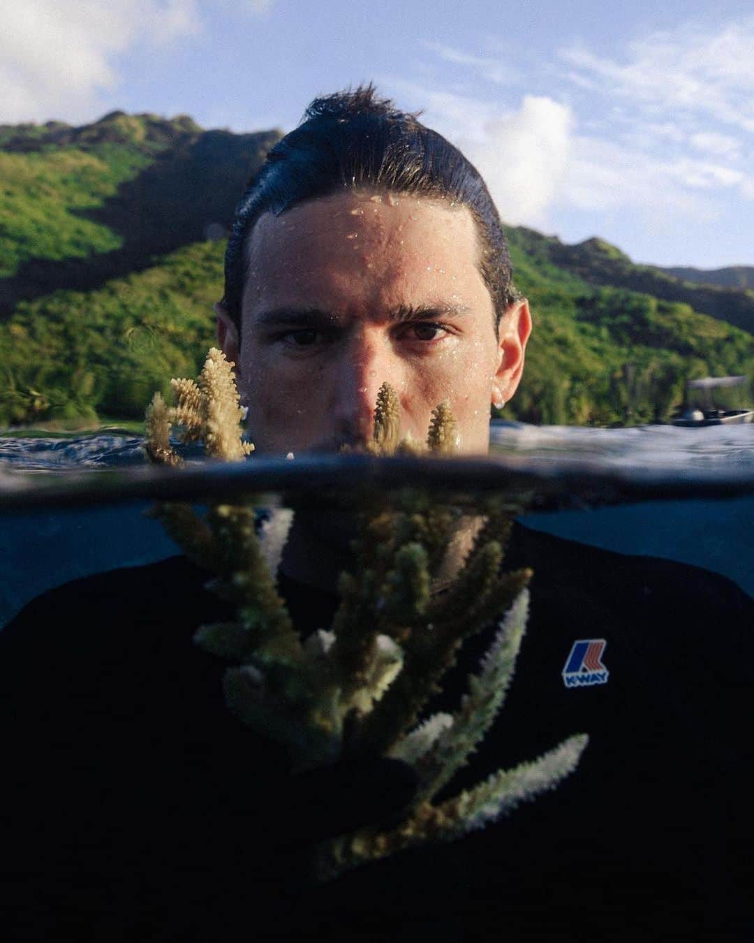 ケイウェイのインスタグラム：「An experience with the aim of revolutionize ocean conservation and create a global mouvement to save the world's coral reefs.            Direction and photography: @achillemauri.eu  Starring: @cavalligiacomo Production: @claudia_decaro Local video assistant: Ryan Borne and Noé langronier Video Soundtrack: @cem3340cem3340 Graphic Identity, post production: @genera.live   #KWAY」