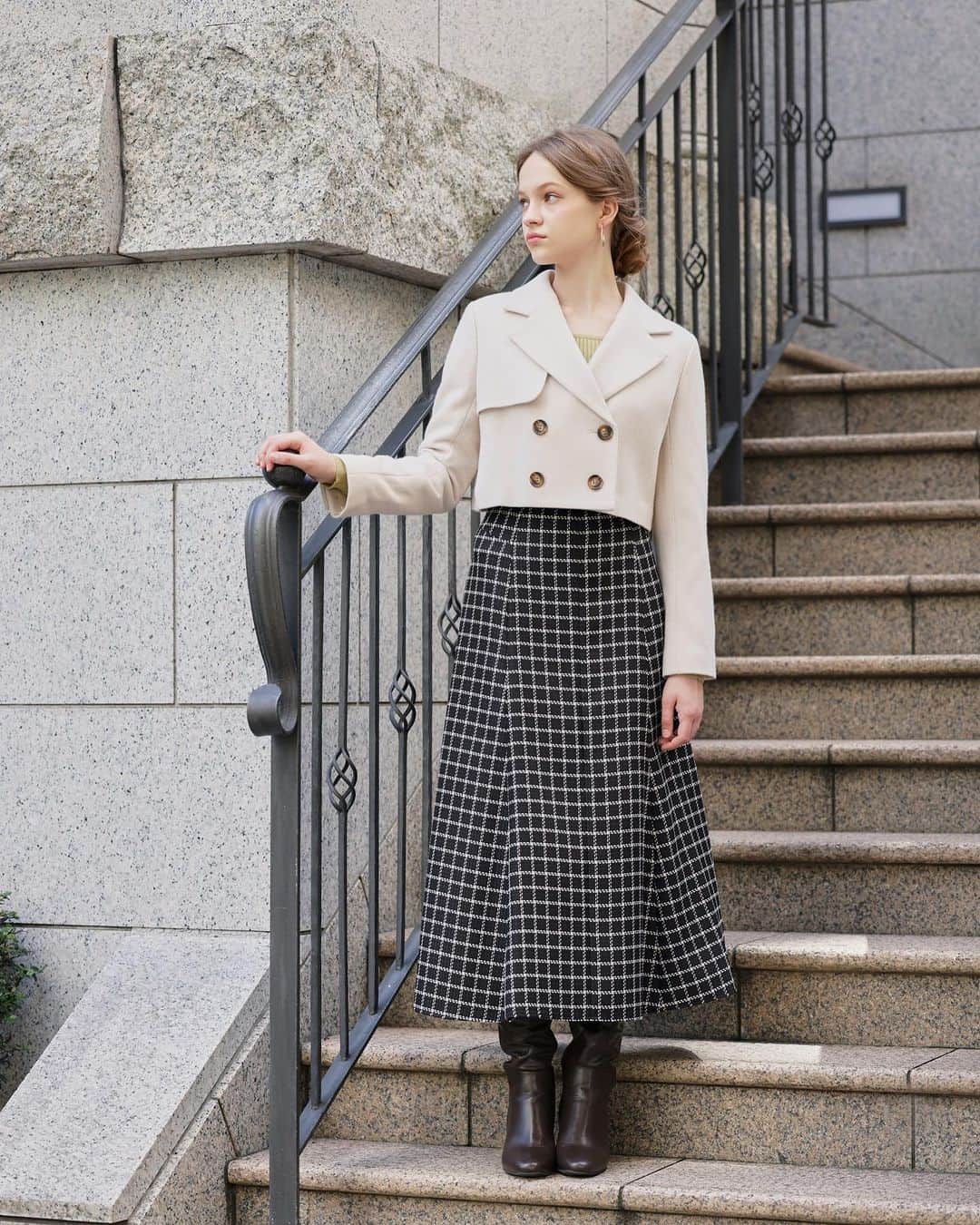 And Coutureさんのインスタグラム写真 - (And CoutureInstagram)「\\ ⛄️OUTER COLLECTION❄️ // ✔︎ウールメルトンショートジャケットコート ¥21,890 tax in  【クラシカルなショート丈が新鮮なウールジャケット】  AndCoutureのワンピースにピッタリなクロップド丈のトレンチコートが登場！ クロップド丈が幅広いスタイリングと合わせやすく、丈感がスタイルアップを叶えます。 シンプルなショートジャケットはワンピーススタイルにはもちろん、スカートスタイルにも相性◎  #AndCouture #アンドクチュール #アウター #コート #ダウン #ショートコート #ジャケット #ボア #ブルゾン #ロングコート #ダウンコート #ロングダウン #冬アウター #スタイルアップ #キレイめコーデ #おでかけコーデ」10月2日 19時52分 - and.couture