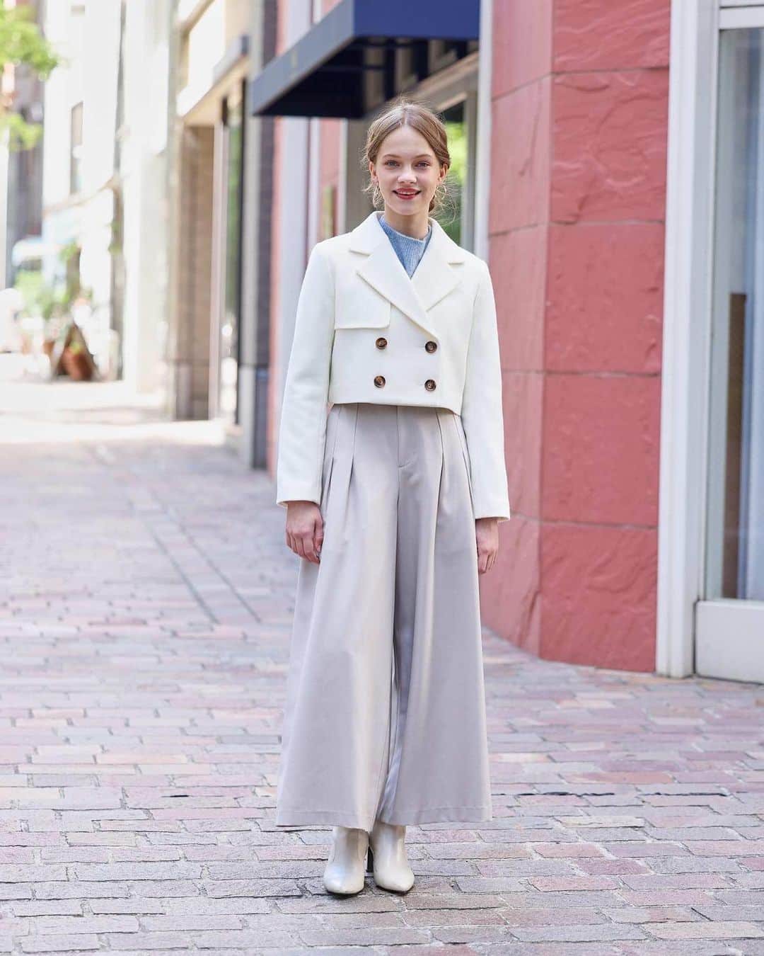 And Coutureさんのインスタグラム写真 - (And CoutureInstagram)「\\ ⛄️OUTER COLLECTION❄️ // ✔︎ウールメルトンショートジャケットコート ¥21,890 tax in  【クラシカルなショート丈が新鮮なウールジャケット】  AndCoutureのワンピースにピッタリなクロップド丈のトレンチコートが登場！ クロップド丈が幅広いスタイリングと合わせやすく、丈感がスタイルアップを叶えます。 シンプルなショートジャケットはワンピーススタイルにはもちろん、スカートスタイルにも相性◎  #AndCouture #アンドクチュール #アウター #コート #ダウン #ショートコート #ジャケット #ボア #ブルゾン #ロングコート #ダウンコート #ロングダウン #冬アウター #スタイルアップ #キレイめコーデ #おでかけコーデ」10月2日 19時52分 - and.couture