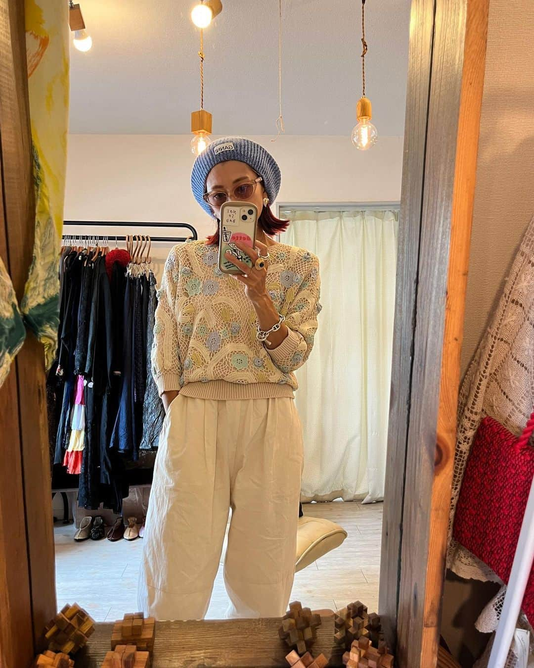 EMILY/BLUEのインスタグラム：「七分袖ニット🧶 今の時期、沢山着ておこーーーっと！  ちなみにこれも古着です〜 きっとピンクとかが入ってないから 花柄でも甘過ぎず着られてる〜🪻  ニット帽とも相性良し♡  #古着 #古着コーデ #ファッション #海のある生活 #海のある暮らし #インテリア #男の子ママ #女の子ママ #海の見える家 #赤髪 #ミディアムヘア #前髪ぱっつん #ganni #gannigirls」