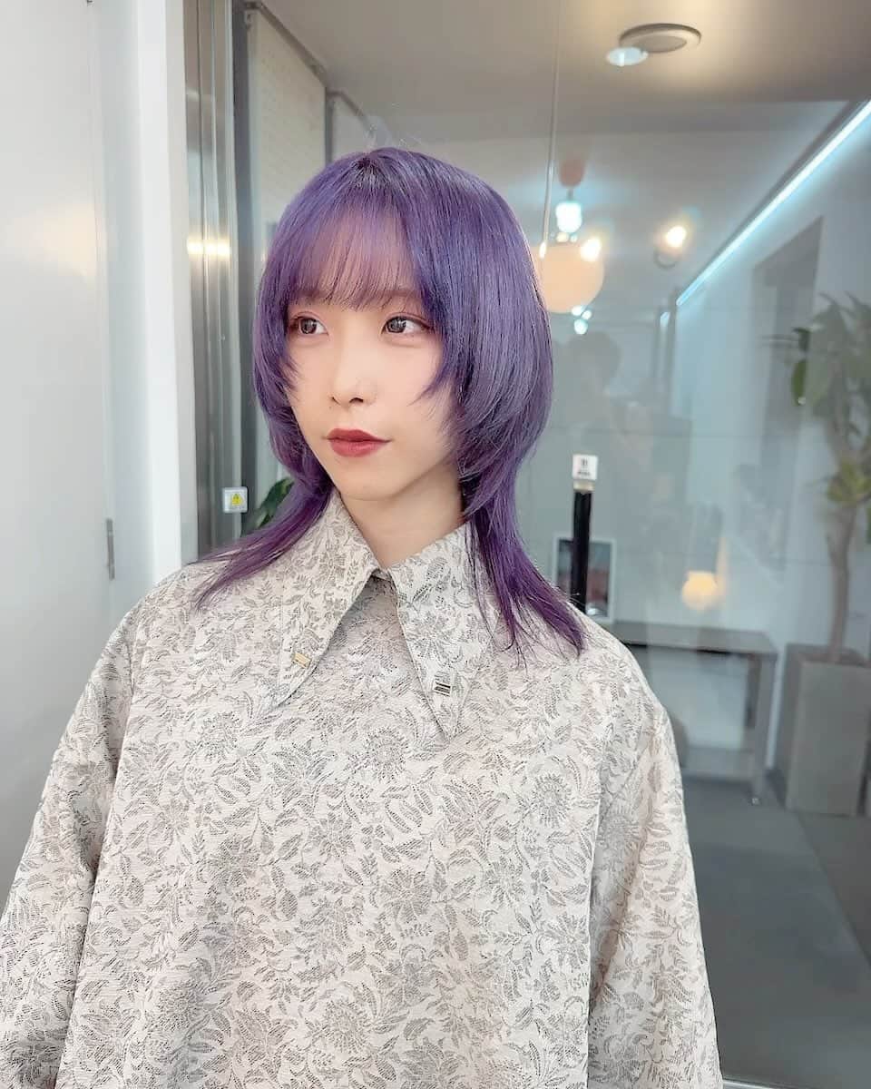 朝日奈丸佳のインスタグラム：「今回の紫も綺麗に入ってばっちりでした、秋色だね🍠🍇🍁  色落ちもすごく綺麗だよ〜！紫大好き...💜   #パープルカラー  #ウルフカット  #派手髪  #ハイトーンカラー  #ブリーチカラー」