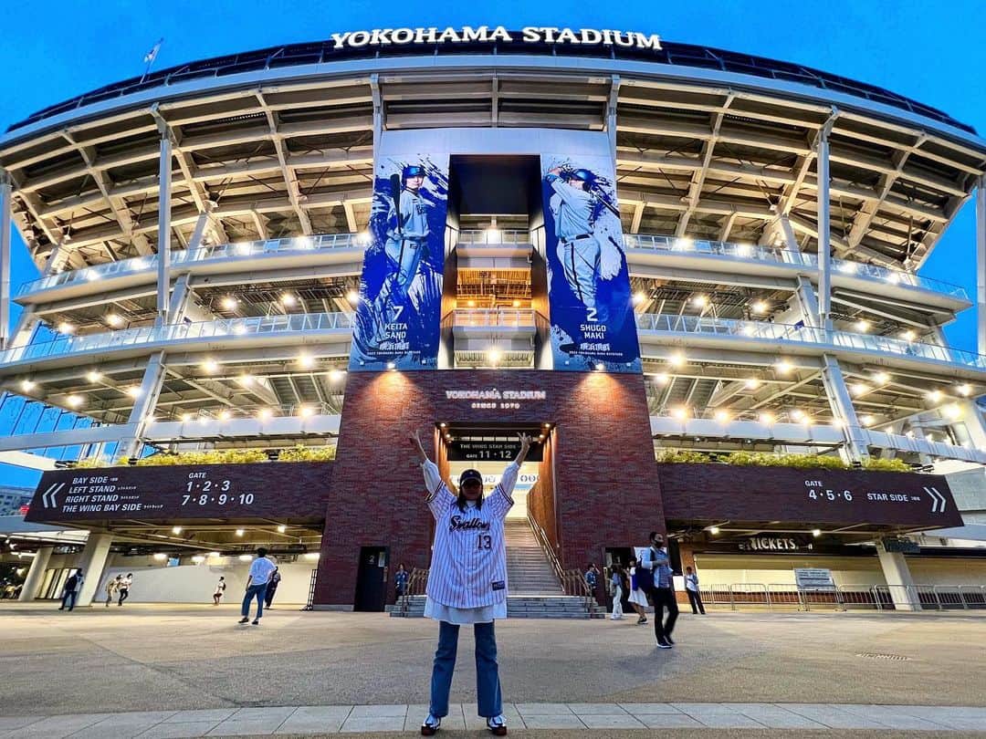 川又咲のインスタグラム：「. . 初めてのハマスタ観戦⚾️ 初めての外野席💺 かき氷食べながら、暑さをしのいでいました。 めいいっぱい声出し応援楽しかった記憶📣 野球楽しい☺︎ . . #baseball #tokyoyakultswallows #横浜スタジアム #⚾️」