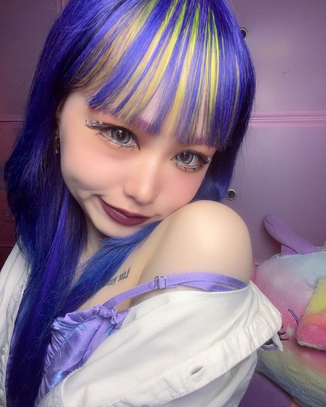 MANAさんのインスタグラム写真 - (MANAInstagram)「． いつもは紫とピンクとかだけど 今回は紫と黄緑にしたよおお💜💚 髪色変えると気分も上がるしHappy🌈🦋💓 ･ ･ ･  #instagram  #instamood   #髪色チェンジ  #派手髪」10月2日 19時46分 - __.princessbaby