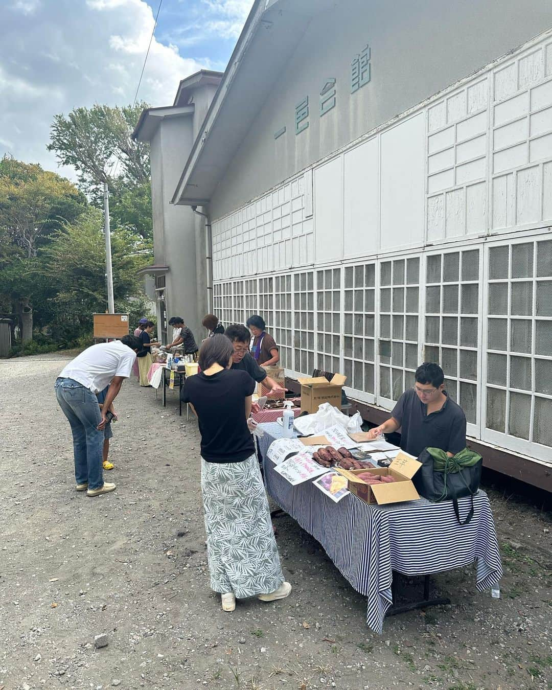 黒澤かなえさんのインスタグラム写真 - (黒澤かなえInstagram)「自然との暮らし🌿  逗子の友人の家へ。 子どもたちは 海を見て裸足どころか全裸になって 野生児すぎて笑った💦  自然を目の前にすると こんなにも解放的になって 海では服を脱ぎたくなって 砂を裸足で踏みたくなるんだ🦶🏼  自然のリズムで生活することの心地の良さ🌿  公園に行ったり、 朝市に行ったり、 ヨガ @ssmiyoss を受けたり🧘 気のいい素敵ハウスで @eprondance  ヨガ後の肉まん沁みました🌞  子どもたちも大人もみんな 伸び伸び〜してて最高。 都内でも このマインドで 生活出来る方法が知りたい🌿  身体いっぱいに逗子の空気取り込んできたはずなのに 帰ってきてすぐ 都会のリズムに飲まれてしまいました🌪️  またすぐ行くね〜！  ．  #中秋の名月 #夜はぐっと涼しくなり秋ですな #お世話になりました#ありがと #二拠点生活が急に羨ましくなる #子どもを見て感じるもの #生活のしかた」10月2日 19時47分 - k_kana