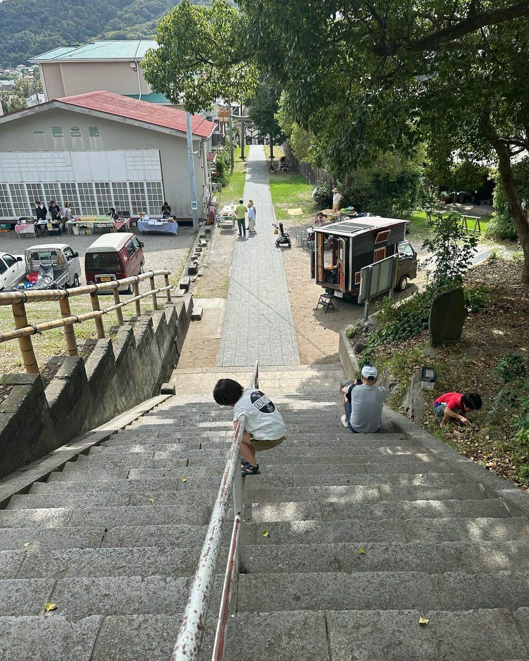 黒澤かなえさんのインスタグラム写真 - (黒澤かなえInstagram)「自然との暮らし🌿  逗子の友人の家へ。 子どもたちは 海を見て裸足どころか全裸になって 野生児すぎて笑った💦  自然を目の前にすると こんなにも解放的になって 海では服を脱ぎたくなって 砂を裸足で踏みたくなるんだ🦶🏼  自然のリズムで生活することの心地の良さ🌿  公園に行ったり、 朝市に行ったり、 ヨガ @ssmiyoss を受けたり🧘 気のいい素敵ハウスで @eprondance  ヨガ後の肉まん沁みました🌞  子どもたちも大人もみんな 伸び伸び〜してて最高。 都内でも このマインドで 生活出来る方法が知りたい🌿  身体いっぱいに逗子の空気取り込んできたはずなのに 帰ってきてすぐ 都会のリズムに飲まれてしまいました🌪️  またすぐ行くね〜！  ．  #中秋の名月 #夜はぐっと涼しくなり秋ですな #お世話になりました#ありがと #二拠点生活が急に羨ましくなる #子どもを見て感じるもの #生活のしかた」10月2日 19時47分 - k_kana