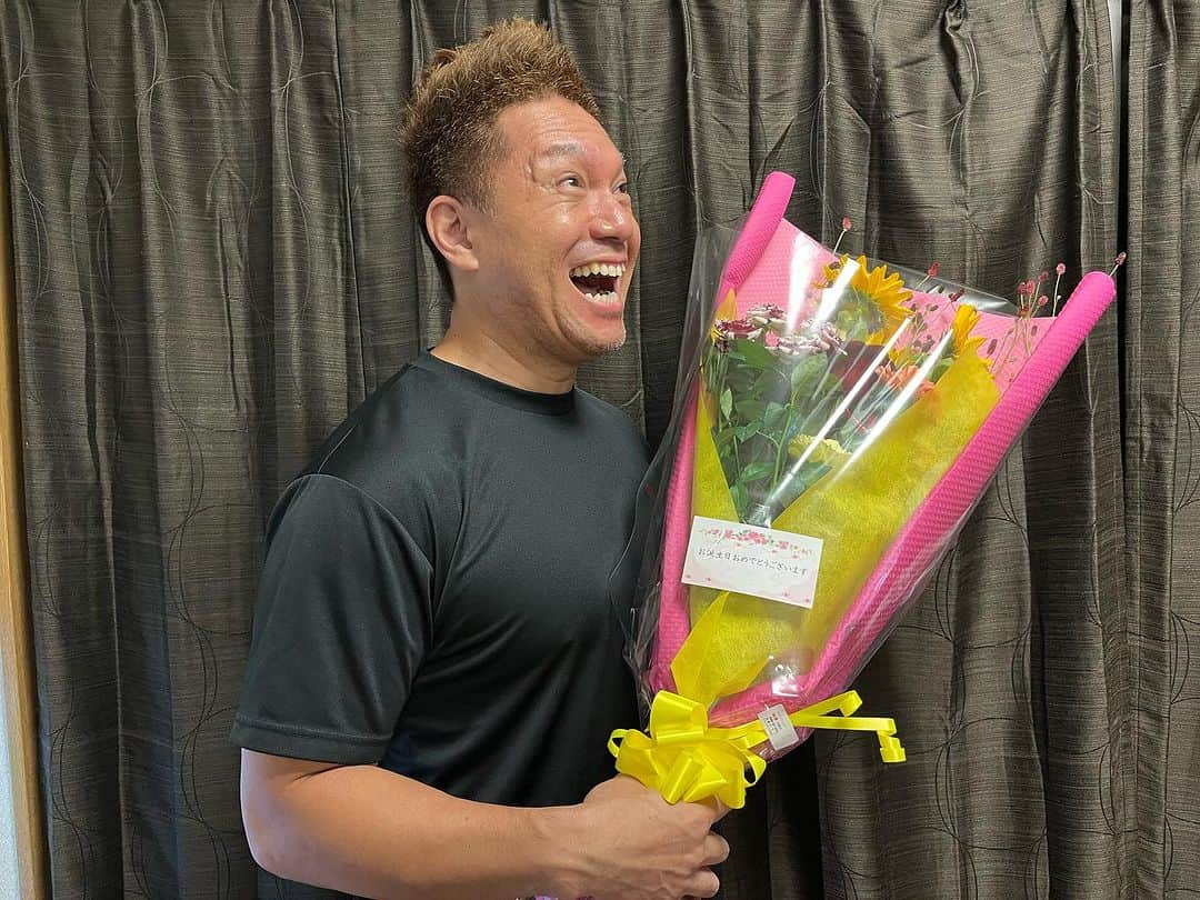 パッション屋良さんのインスタグラム写真 - (パッション屋良Instagram)「そうだね！ パッションワイフの誕生日なんだね！  だけど、プレゼント準備するの忘れたんだね。  そしたら、P1娘に 「なんで何も準備してないんだ？！女心分かってないねー！」 と情熱的に怒られてしまったんだね。  それで、2人で慌てて花屋さんに行ったんだね！  さて、プレゼント準備できたので…  情熱的な感謝の気持ちを込めて… これから情熱的にプロポーズだね！  あ、嘘だね！  これからも、情熱的に素敵に歳をかさねてだね！」10月2日 19時49分 - passionyara
