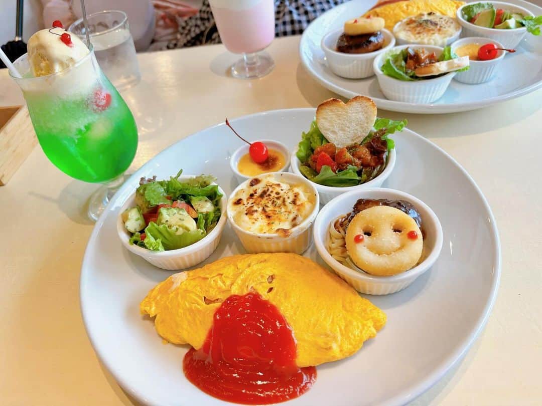 新谷良子さんのインスタグラム写真 - (新谷良子Instagram)「. 私的にはめっっっちゃ珍しい雰囲気のランチしてきました🥰  ラジオ「ドリパー」のパーソナリティーをやっていた頃に学生アシスタントだった沼倉遥香ちゃんに連れられ…いや連れて行ってもらいました🤣  お店の内装もとてもかわいくて、いわゆる映えな場所。 私1人じゃ選ばないジャンルすぎるから、こうして連れられて経験させてもらえて楽しかったなー✨✨  甘いものが得意ではない私の為に、スイーツ系ではなく、かわよランチを選んでくれたそうです。ありがとう🥰  炭酸苦手＋甘い系ドリンクはごはんのおともにしない私が、このクリームメロンソーダを頼んでるあたり、自分の浮かれ具合が伺えて少し気恥ずかしかったりもするけど🫣  かわいく楽しい見た目と、めちゃくちゃ美味しい「お姫様ランチ」でした…🩷💕  楽しかった美味しかった☺️💕  #おしゃれカフェランチ #何もかもがかわいかった #ちょっと緊張したけどね」10月2日 19時50分 - pinkbambi_ryoko