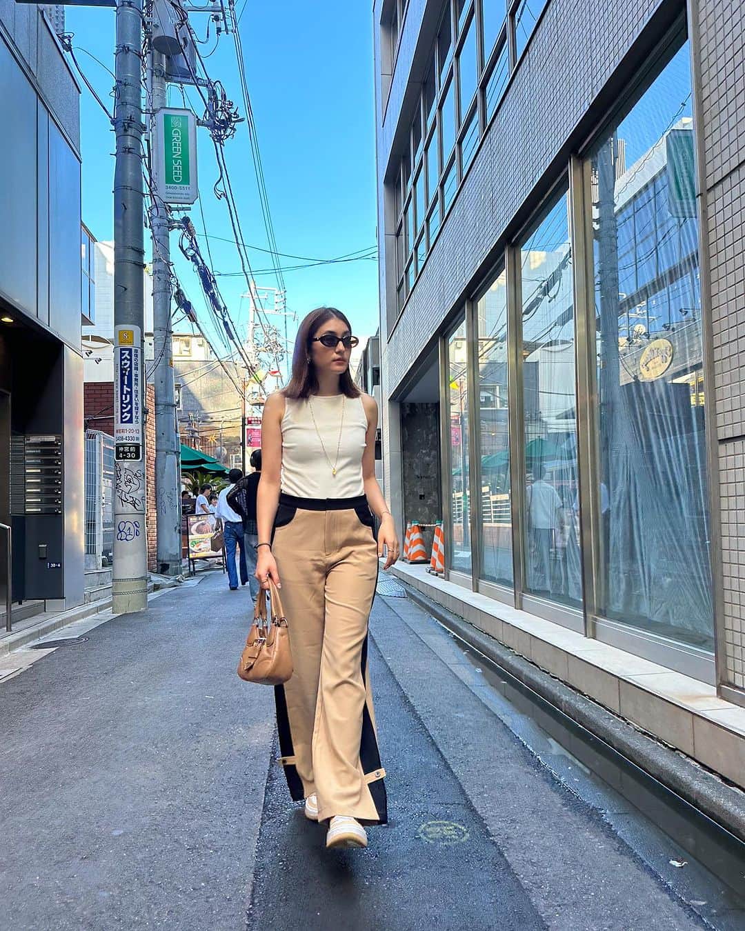 のインスタグラム：「そろそろタンクトップは終わりかな？と思った矢先の暑かった日😂 本当にどうなっちゃってるのでしょうね😂 写真は深海に撮ってもらった📸前より上手くなりましたw」