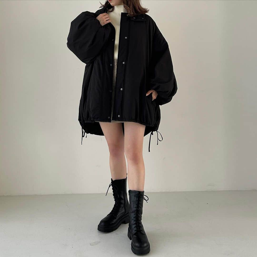 ヘザーさんのインスタグラム写真 - (ヘザーInstagram)「【 PRE ORDER 】 outer  collection  去年即完売した大人気アイテムが 新色を加えて再登場！  #エアサーマルスタンドネックブルゾン  ¥14,300（税込）  カジュアル見えするブルゾンを女子っぽく 可愛く着るなら絶対コレ！  スタイリッシュな大人ムードのスタンドネックは取り外しが可能なので スタイルに合わせて雰囲気をチェンジできる2WAY仕様です◎  中綿の分量にもこだわり、 最高に可愛いボリューム感の シルエットにしています♩  裾の膨らみをお好みでアレンジできるサイドリボンも コーデのアクセントに◎  【素材】 『 AIRTHERMAL エアサーマル 』  1．保温性 2．抗菌防臭 3．軽量 4．リサイクル（ポリエステルRENUを使用）  軽量・嵩高性・暖かさの3要素を兼ね備えながら、 環境に配慮した進化した合繊中綿です。  #Heather #ヘザー　#ヘザーのアウター　#ブルゾン　#冬アウター　#ロングブーツ　#ブーツ　#ロングブーツコーデ #outer #エアサーマル　#エアサーマルブルゾン　#ニット　#チュニック　#中綿ブルゾン #ニットワンピ　#ショートブーツ　#レースアップショートブーツ　#レースアップブーツ #レースアップシューズ #着痩せ　#アウターコーデ #ピンクアウター　#キャップ　#ミニスカート　#プリーツスカート　#プリーツスカートコーデ」10月2日 19時52分 - heather_love_official