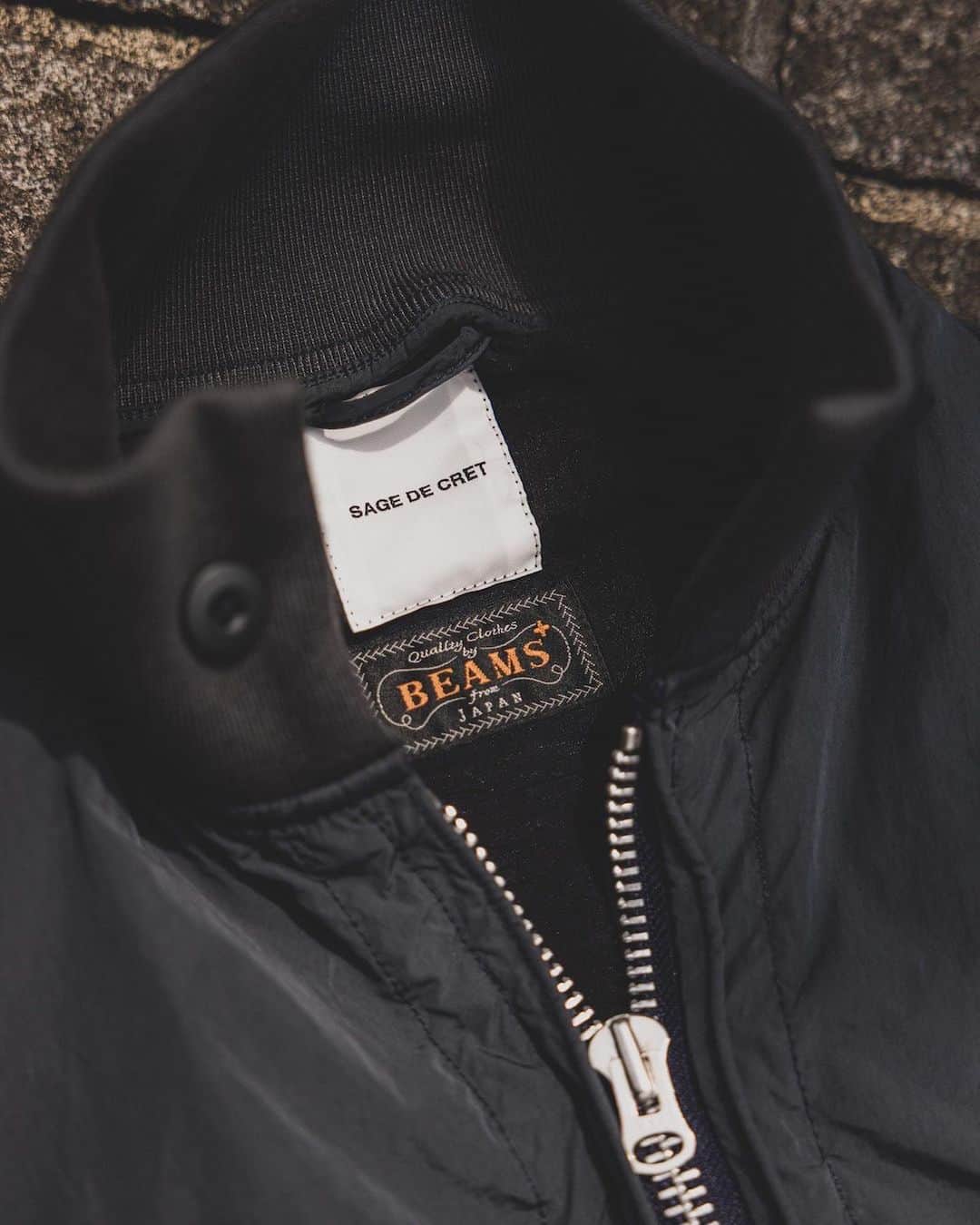 BEAMS+さんのインスタグラム写真 - (BEAMS+Instagram)「. SAGE DE CRET × BEAMS PLUS 10.6 (Fri.) Release  SAGE DE CRET" offers military and traditional wear, which is designer Hitoshi Senda's specialty. . The military set-up series is popular every season. This time, two models based on the "Flight Jacket" and "Over Pants" were produced. The flight jacket features front pocket details and action pleats at the back, while the over pants have a beautiful tapered silhouette. The two-layer tailoring using different fabrics for the outer and inner lining gives the garments an airy look and puckering of the sewing stitches created by the difference in shrinkage rates. . While retaining the original masculinity of military wear, the expression of the fabric and the refined silhouette make for an elegant set-up.  ------------------------------ . デザイナーの千田仁寿氏が得意とするミリタリーやトラディショナルウェアを展開する〈SAGE DE CRET〉。 . 毎シーズン好評のミリタリーセットアップシリーズ。今回は『Flight Jacket』『Over Pants』をベースに2型を製作。 フロントのポケットディテールやバックのアクションプリーツが特徴的なフライトジャケットに、綺麗なテーパードシルエットのオーバーパンツ。 表地と裏地には異なる生地を使った二層仕立てにより、縮率の差で生まれる縫製ステッチのパッカリングとエアリーな表情が魅力です。 . ミリタリー ウェア本来の男らしさを残しつつ、生地の表情や洗練されたシルエットにより上品なセットアップに仕上がりました。 . @sagedecretofficial @sagedecret_official_jp @beams_official @beams_plus_harajuku @beams_plus_yurakucho #sagedecret #beams #beamsplus」10月2日 20時02分 - beams_plus_harajuku