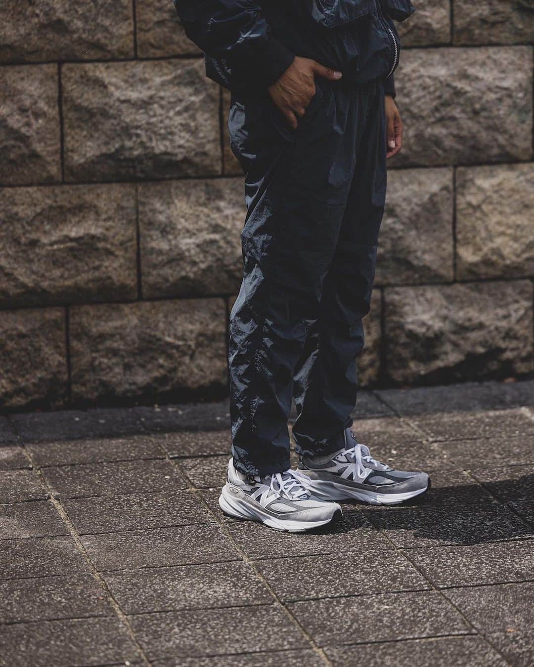 BEAMS+さんのインスタグラム写真 - (BEAMS+Instagram)「. SAGE DE CRET × BEAMS PLUS 10.6 (Fri.) Release  SAGE DE CRET" offers military and traditional wear, which is designer Hitoshi Senda's specialty. . The military set-up series is popular every season. This time, two models based on the "Flight Jacket" and "Over Pants" were produced. The flight jacket features front pocket details and action pleats at the back, while the over pants have a beautiful tapered silhouette. The two-layer tailoring using different fabrics for the outer and inner lining gives the garments an airy look and puckering of the sewing stitches created by the difference in shrinkage rates. . While retaining the original masculinity of military wear, the expression of the fabric and the refined silhouette make for an elegant set-up.  ------------------------------ . デザイナーの千田仁寿氏が得意とするミリタリーやトラディショナルウェアを展開する〈SAGE DE CRET〉。 . 毎シーズン好評のミリタリーセットアップシリーズ。今回は『Flight Jacket』『Over Pants』をベースに2型を製作。 フロントのポケットディテールやバックのアクションプリーツが特徴的なフライトジャケットに、綺麗なテーパードシルエットのオーバーパンツ。 表地と裏地には異なる生地を使った二層仕立てにより、縮率の差で生まれる縫製ステッチのパッカリングとエアリーな表情が魅力です。 . ミリタリー ウェア本来の男らしさを残しつつ、生地の表情や洗練されたシルエットにより上品なセットアップに仕上がりました。 . @sagedecretofficial @sagedecret_official_jp @beams_official @beams_plus_harajuku @beams_plus_yurakucho #sagedecret #beams #beamsplus」10月2日 20時02分 - beams_plus_harajuku