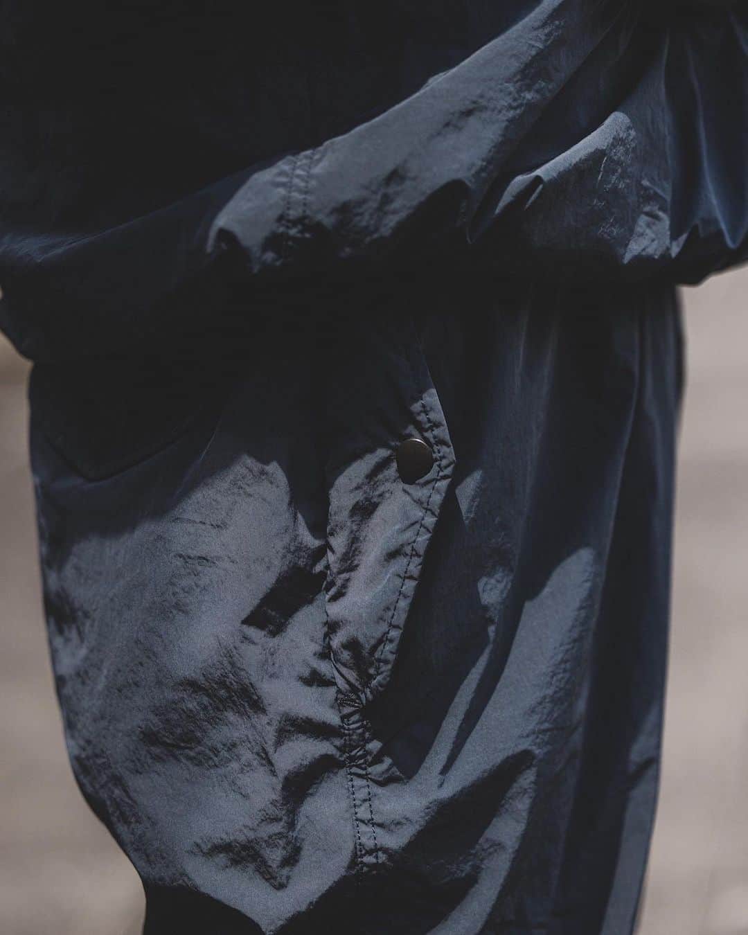 BEAMS+さんのインスタグラム写真 - (BEAMS+Instagram)「. SAGE DE CRET × BEAMS PLUS 10.6 (Fri.) Release  SAGE DE CRET" offers military and traditional wear, which is designer Hitoshi Senda's specialty. . The military set-up series is popular every season. This time, two models based on the "Flight Jacket" and "Over Pants" were produced. The flight jacket features front pocket details and action pleats at the back, while the over pants have a beautiful tapered silhouette. The two-layer tailoring using different fabrics for the outer and inner lining gives the garments an airy look and puckering of the sewing stitches created by the difference in shrinkage rates. . While retaining the original masculinity of military wear, the expression of the fabric and the refined silhouette make for an elegant set-up.  ------------------------------ . デザイナーの千田仁寿氏が得意とするミリタリーやトラディショナルウェアを展開する〈SAGE DE CRET〉。 . 毎シーズン好評のミリタリーセットアップシリーズ。今回は『Flight Jacket』『Over Pants』をベースに2型を製作。 フロントのポケットディテールやバックのアクションプリーツが特徴的なフライトジャケットに、綺麗なテーパードシルエットのオーバーパンツ。 表地と裏地には異なる生地を使った二層仕立てにより、縮率の差で生まれる縫製ステッチのパッカリングとエアリーな表情が魅力です。 . ミリタリー ウェア本来の男らしさを残しつつ、生地の表情や洗練されたシルエットにより上品なセットアップに仕上がりました。 . @sagedecretofficial @sagedecret_official_jp @beams_official @beams_plus_harajuku @beams_plus_yurakucho #sagedecret #beams #beamsplus」10月2日 20時02分 - beams_plus_harajuku