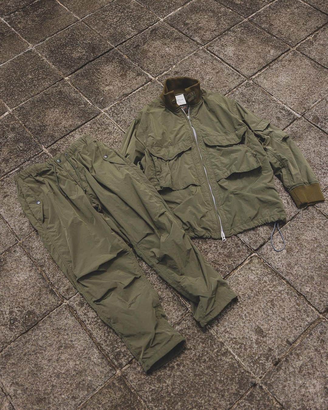 BEAMS+さんのインスタグラム写真 - (BEAMS+Instagram)「. SAGE DE CRET × BEAMS PLUS 10.6 (Fri.) Release  SAGE DE CRET" offers military and traditional wear, which is designer Hitoshi Senda's specialty. . The military set-up series is popular every season. This time, two models based on the "Flight Jacket" and "Over Pants" were produced. The flight jacket features front pocket details and action pleats at the back, while the over pants have a beautiful tapered silhouette. The two-layer tailoring using different fabrics for the outer and inner lining gives the garments an airy look and puckering of the sewing stitches created by the difference in shrinkage rates. . While retaining the original masculinity of military wear, the expression of the fabric and the refined silhouette make for an elegant set-up.  ------------------------------ . デザイナーの千田仁寿氏が得意とするミリタリーやトラディショナルウェアを展開する〈SAGE DE CRET〉。 . 毎シーズン好評のミリタリーセットアップシリーズ。今回は『Flight Jacket』『Over Pants』をベースに2型を製作。 フロントのポケットディテールやバックのアクションプリーツが特徴的なフライトジャケットに、綺麗なテーパードシルエットのオーバーパンツ。 表地と裏地には異なる生地を使った二層仕立てにより、縮率の差で生まれる縫製ステッチのパッカリングとエアリーな表情が魅力です。 . ミリタリー ウェア本来の男らしさを残しつつ、生地の表情や洗練されたシルエットにより上品なセットアップに仕上がりました。 . @sagedecretofficial @sagedecret_official_jp @beams_official @beams_plus_harajuku @beams_plus_yurakucho #sagedecret #beams #beamsplus」10月2日 20時02分 - beams_plus_harajuku