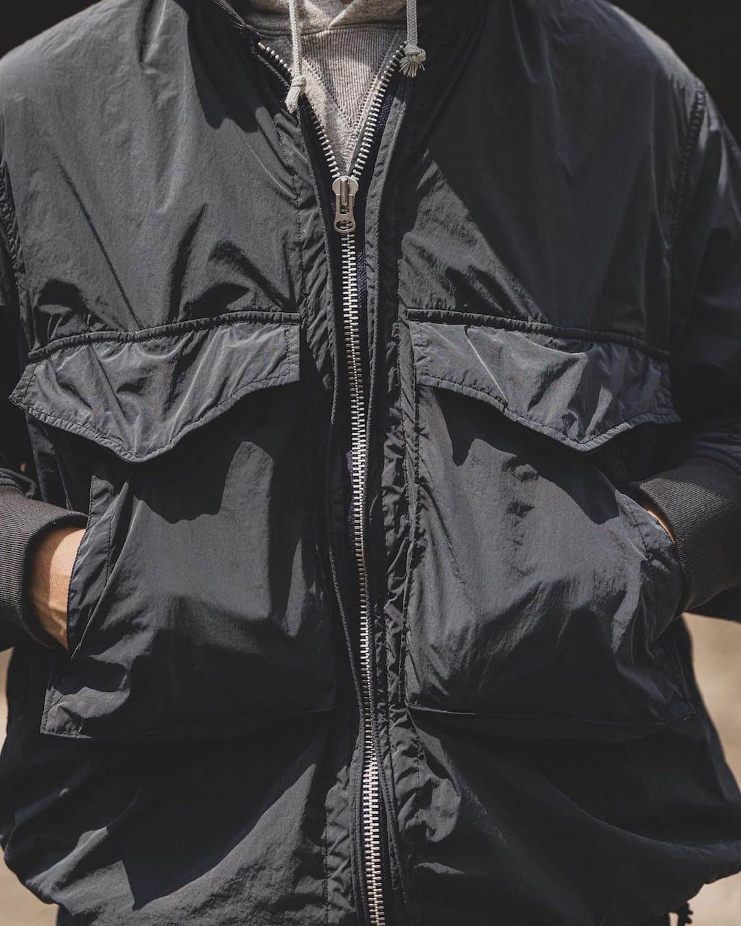 BEAMS+さんのインスタグラム写真 - (BEAMS+Instagram)「. SAGE DE CRET × BEAMS PLUS 10.6 (Fri.) Release  SAGE DE CRET" offers military and traditional wear, which is designer Hitoshi Senda's specialty. . The military set-up series is popular every season. This time, two models based on the "Flight Jacket" and "Over Pants" were produced. The flight jacket features front pocket details and action pleats at the back, while the over pants have a beautiful tapered silhouette. The two-layer tailoring using different fabrics for the outer and inner lining gives the garments an airy look and puckering of the sewing stitches created by the difference in shrinkage rates. . While retaining the original masculinity of military wear, the expression of the fabric and the refined silhouette make for an elegant set-up.  ------------------------------ . デザイナーの千田仁寿氏が得意とするミリタリーやトラディショナルウェアを展開する〈SAGE DE CRET〉。 . 毎シーズン好評のミリタリーセットアップシリーズ。今回は『Flight Jacket』『Over Pants』をベースに2型を製作。 フロントのポケットディテールやバックのアクションプリーツが特徴的なフライトジャケットに、綺麗なテーパードシルエットのオーバーパンツ。 表地と裏地には異なる生地を使った二層仕立てにより、縮率の差で生まれる縫製ステッチのパッカリングとエアリーな表情が魅力です。 . ミリタリー ウェア本来の男らしさを残しつつ、生地の表情や洗練されたシルエットにより上品なセットアップに仕上がりました。 . @sagedecretofficial @sagedecret_official_jp @beams_official @beams_plus_harajuku @beams_plus_yurakucho #sagedecret #beams #beamsplus」10月2日 20時02分 - beams_plus_harajuku
