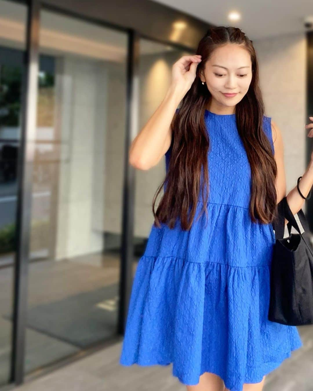 SAORIさんのインスタグラム写真 - (SAORIInstagram)「💙💙💙 髪伸びたなぁ🫶😀 ロングヘアは好きですか？ 私昔は刈り上げするくらいショートヘアでした🫢  色鮮やかなBLUEワンピ♡ dress: #ワンピース (E3322)：#神戸レタス @kobe_lettuce  PR  shoes: @doubles2staff  bag: @stmeister_official」10月2日 19時55分 - saogram34