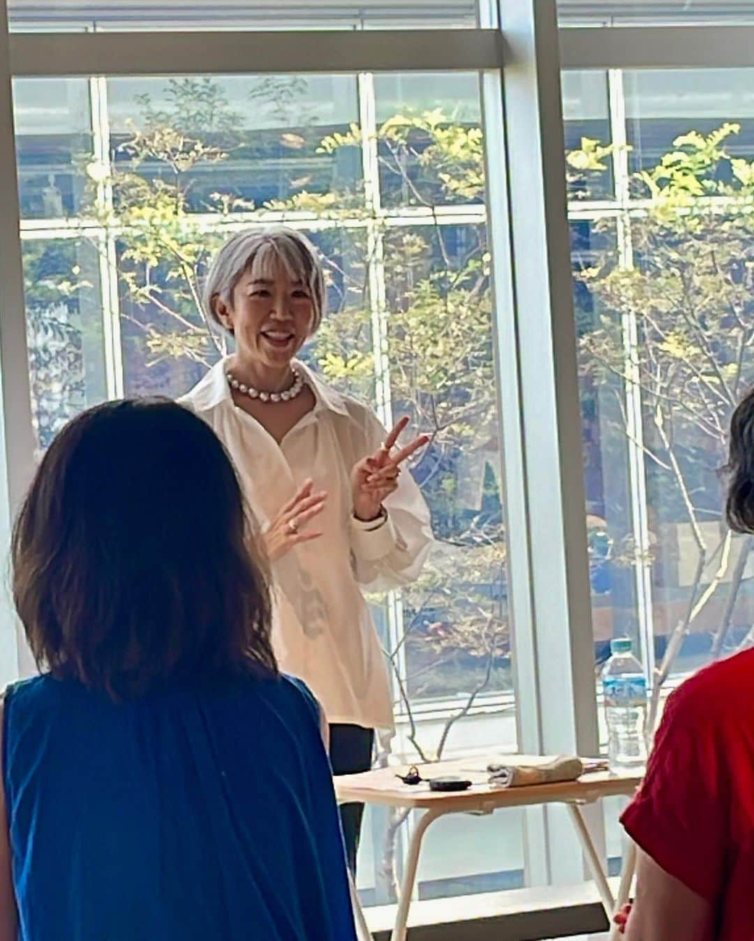 朝倉真弓さんのインスタグラム写真 - (朝倉真弓Instagram)「【出版記念イベント第二弾終了！】  10/1、湘南T-SITEにて、出版記念トークショー&サイン会&プチレッスンのイベントをさせていただきました。  　　　 印象年齢マイナス10歳 《美姿勢＆品格ウォーキング®︎》  インストラクター・朝倉真弓です。  @mayumi_asakura  　　　 14名の皆さまの前でのトークと、美姿勢&ウォーキングレッスンを行いました。  皆さまが真剣に耳を傾けてくださり、とても嬉しかったです。  レッスン中も笑顔が溢れる楽しい場となり、私も動きながら気持ちの良い時間を過ごすことができました。  　 ２つの書店で開催していただいた出版記念イベントも、これにて終了。  たくさんの方々にお会いできて、とても幸せでした。  今後も『背筋を伸ばしてみたら、私は綺麗だと気づいた』をぜひよろしくお願いいたします！  「姿勢と心と人生は繋がっている」を軸に、姿勢を正すことで自分を整えていくことを綴った書籍です。  たくさんの人に届きますように・・・。  私の名前や本のタイトルをタグ付けして感想を書いてくださいましたら、とても嬉しいです。  どうぞよろしくお願いいたします。   　 #背筋を伸ばしてみたら私は綺麗だと気づいた #私は綺麗  #WAVE出版 #湘南TSITE   #品格ウォーキング #美姿勢 #ウォーキング講師 #ウォーキングインストラクター  #ウォーキング #ポージング #グレイヘアモデル #グレイヘア #朝倉真弓」10月2日 19時56分 - mayumi_asakura