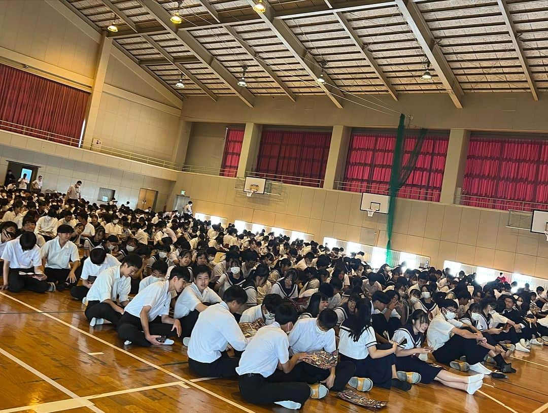 冨永ボンドさんのインスタグラム写真 - (冨永ボンドInstagram)「今日の午前中は、唐津第一中学校へ講演の仕事に行ってました。  演題『ボンドアートの世界〜夢を持つことの大切さ〜』  全校生徒600名の皆様、ありがとうございました！楽しかったです！  講演中に描いた作品を学校に寄贈させていただきました。実り豊かな学校生活でありますように。心よりお祈りしています。応援してます！  No failure in Art. 冨永ボンド  ____________________________________ #アート #画家 #現代アート #コンテンポラリー #絵描きさんと繋がりたい #絵描き #ライブペイント #ボンドアート #ボンド #木工用ボンド #接着剤 #美術 #芸術家 #芸術 #マチエール #フォローミー #抽象画 #ペインティング #ペイント #アートセラピー #アーティスト #カラフル #色彩 #絵画 #作品 #コニシ株式会社 #富永ボンド #アクリル #絵 #冨永ボンド」10月2日 19時57分 - bondgraphics