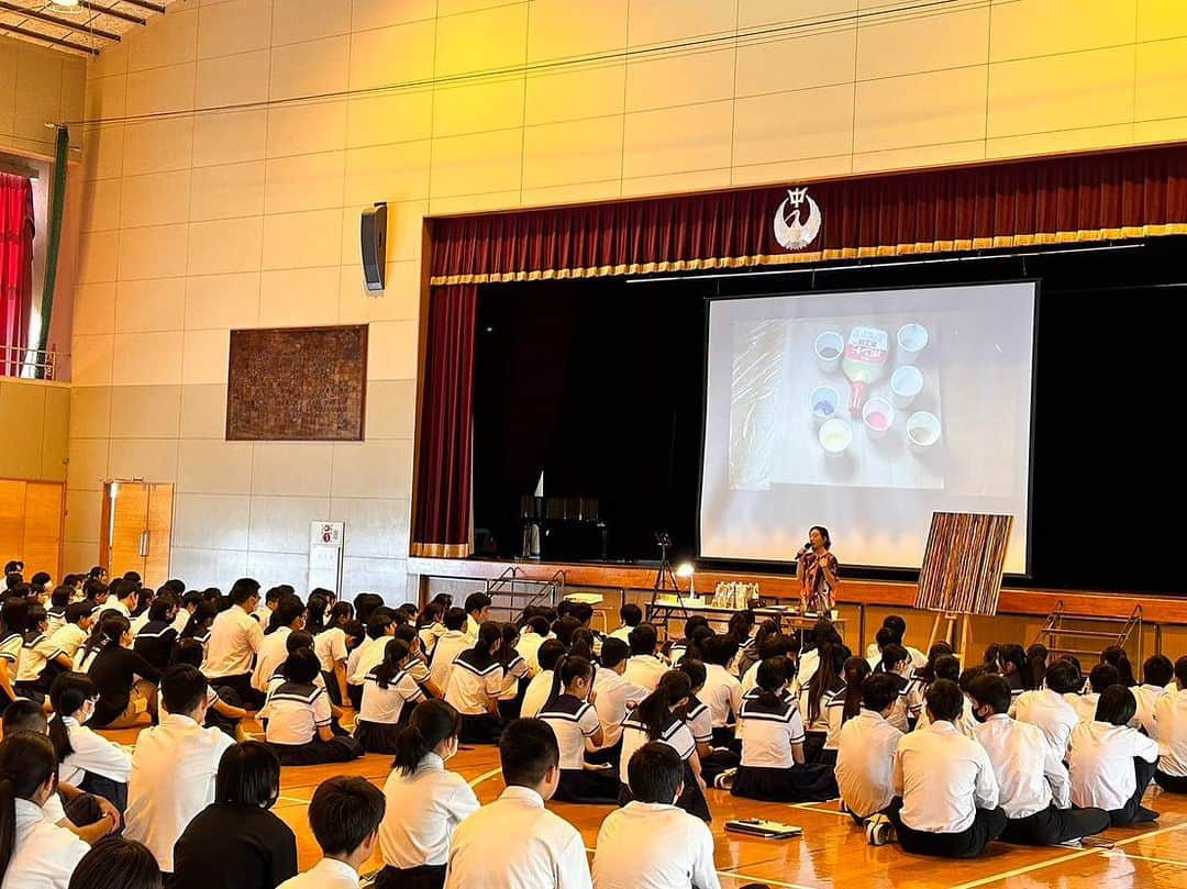 冨永ボンドさんのインスタグラム写真 - (冨永ボンドInstagram)「今日の午前中は、唐津第一中学校へ講演の仕事に行ってました。  演題『ボンドアートの世界〜夢を持つことの大切さ〜』  全校生徒600名の皆様、ありがとうございました！楽しかったです！  講演中に描いた作品を学校に寄贈させていただきました。実り豊かな学校生活でありますように。心よりお祈りしています。応援してます！  No failure in Art. 冨永ボンド  ____________________________________ #アート #画家 #現代アート #コンテンポラリー #絵描きさんと繋がりたい #絵描き #ライブペイント #ボンドアート #ボンド #木工用ボンド #接着剤 #美術 #芸術家 #芸術 #マチエール #フォローミー #抽象画 #ペインティング #ペイント #アートセラピー #アーティスト #カラフル #色彩 #絵画 #作品 #コニシ株式会社 #富永ボンド #アクリル #絵 #冨永ボンド」10月2日 19時57分 - bondgraphics