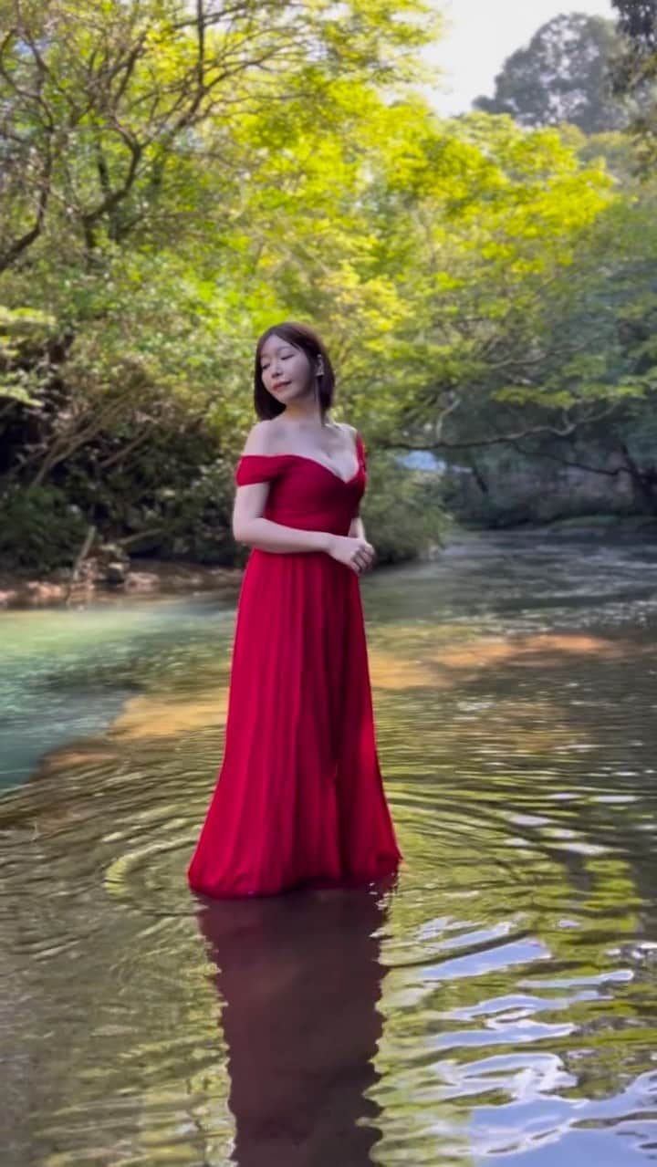 古河由衣のインスタグラム：「森と川の中で🌹 大自然に囲まれて久しぶりに作品撮り。楽しかった🌳🍃   #川  #森  #ドレス  #赤  #作品撮り  #red #dress #kagoshima #river #forest」