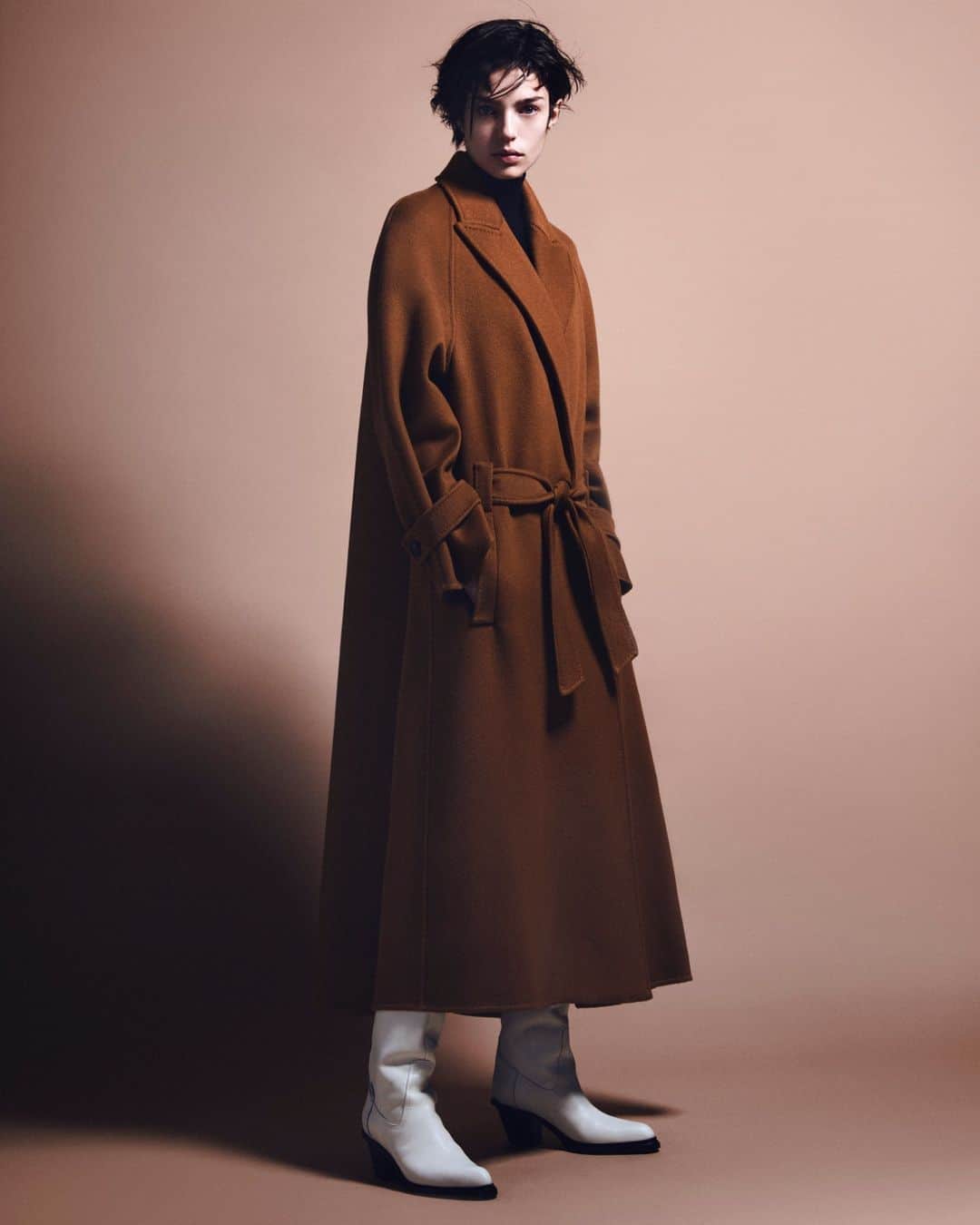 マックスマーラのインスタグラム：「The #MaxMaraFW23 Atelier Coats collection spotlights luxurious fabrics and flawless design. Learn more at the link in bio. #MaxMara」