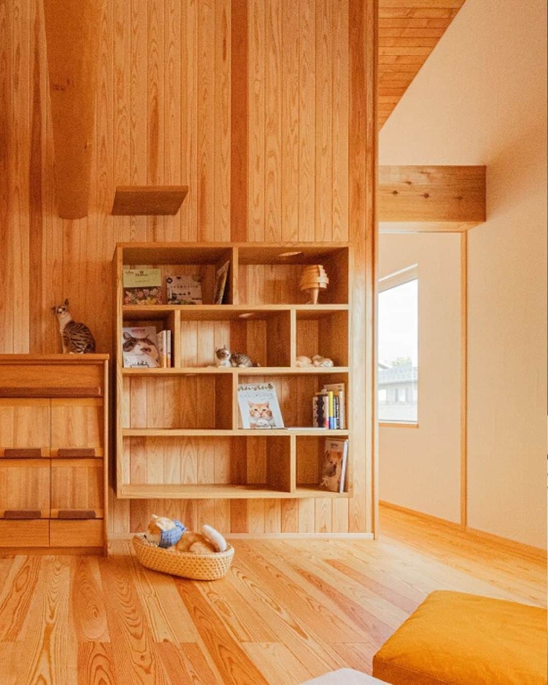 工房信州の家さんのインスタグラム写真 - (工房信州の家Instagram)「長野県・信州で　#木の家　を建てる工房信州の家 @koboshinshu  新展示場を一気見👀【 #セカンドリビング 】好きな時に好きなことを。家族もペットも気兼ねなく自由に過ごせる空間　＠松本南展示場  工房信州の家のインスタグラムでは、家づくりのヒントになる実例や、お客様の住まいを紹介しています。  ------------------------------- ▶最新情報はHPで @koboshinshu　プロフィールのリンクからご覧ください  【質問受付中】コメントやDMでお願いします。 ------------------------------- #工房信州の家 は、長野県全域で、信州の木を使った #注文住宅 を建てる住宅会社です。 県内に10ヶ所の #住宅展示場 と #モデルハウス があります。  【家の特徴】 #myhome 1.長野県産木材でつくる #こだわりの家 まるで森のなかのように深呼吸がしたくなる、良質な素材にこだわった住まいをお届けしています。「信州の家は、信州の木で」を合言葉に、長野県産材での家づくり一筋に取り組んで20年。県産材使用率85%・その他もすべて国産材を使用。ほかにも、肌触りのやさしい #無垢材 の床や、珪藻土塗りの壁など、厳選した #自然素材 を地元職人の手仕事で組み上げる、本物の木の家です。  2.全棟 #長期優良住宅  三世代にわたり住み継げる「長期優良住宅」に標準仕様で適合する高い性能を備えています。避難施設以上の耐震性能の高さと、年間冷暖房負荷を1/2に抑える省エネ性能が自慢です。さらに、自然エネルギーを活かし衣替えができる「エアパスソーラー工法」で、人と環境とお財布にやさしい #省エネ住宅 です。  3. #平屋建て も二階建ても。あなたらしさを形にする #住宅デザイン そこに住まうご家族らしさを建物に表現できるのが、注文住宅の醍醐味です。素材の良さを活かしながら、嗜好に合わせたコーディネートを楽しむための「４つのデザインテイスト」をご用意。そして、信州ならではの住まいを考え抜いた「設計デザインコード」をすべてのプランニングの指針とすることで、あれやこれやと憂うことなく #上質な暮らし へと導きます。  4.心解き放つ住まいで #信州ライフ をもっと豊かに 例えば #土間サロン に代表されるような、自由で伸びやかなつながりを生む空間づくりを得意としています。信州の大自然を味わう #アウトドアリビング に身を置いたり、ホストとゲストの垣根なく一緒につくり上げるホームパーティーを楽しんだり、 #薪ストーブ の炎のゆらめきを前に夜更けまで語り合ったり。単なる寝食の器としての家から、人生を豊かに彩る舞台となるような家へ。心解き放つ信州の住まいが、あなたの新しい信州ライフの可能性を拡げます。   【施工事例・最新情報はHPへ】 @koboshinshu　プロフィールのリンクからご覧ください。   #長野注文住宅 #長野工務店 #フォレストコーポレーション  #信州移住 #木の家が好き #工務店とつくる家づくり #自然素材 #エアパス  #自由設計 #nagano」10月2日 20時00分 - koboshinshu
