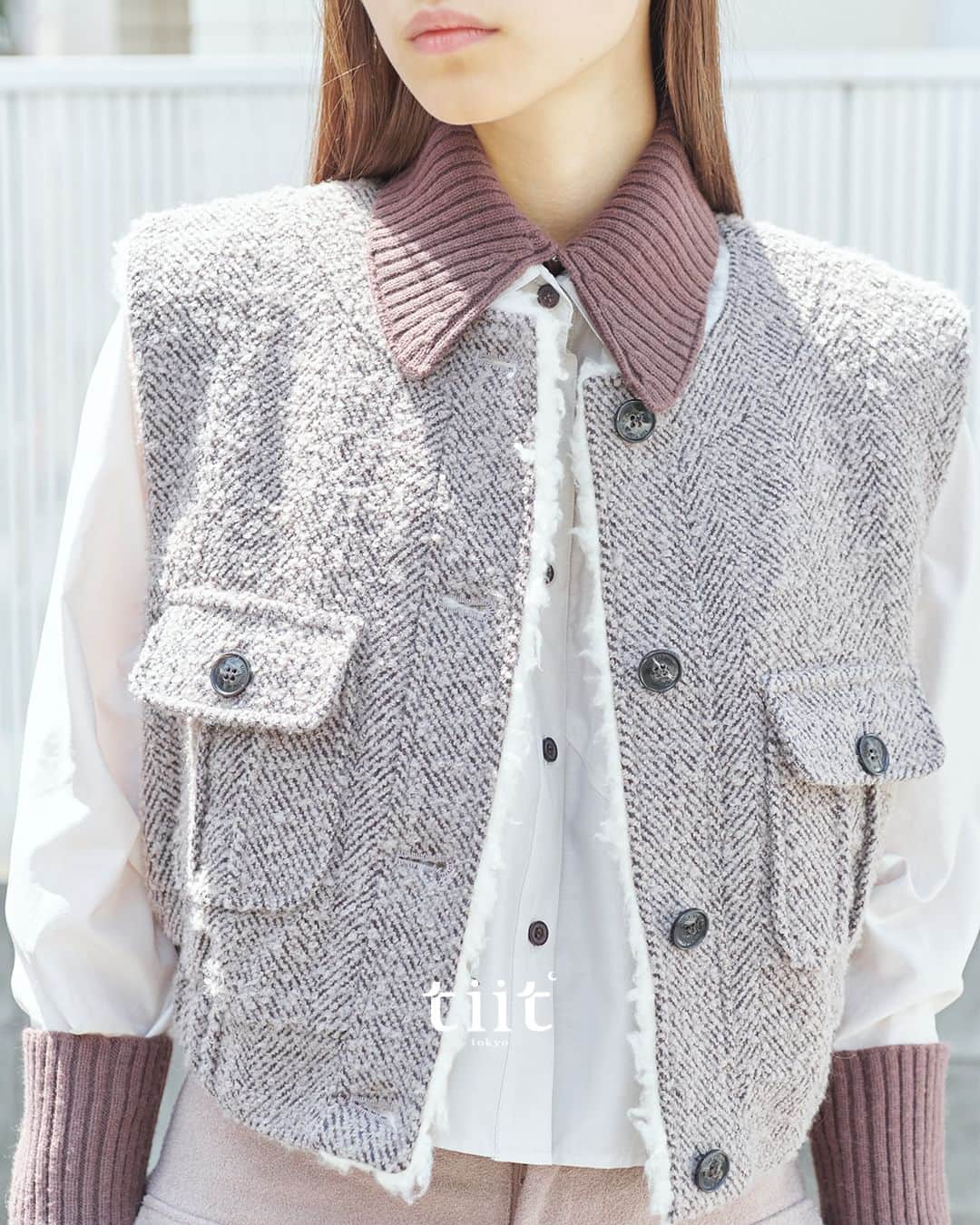 のインスタグラム：「2023 fall winter collection herringbone no collar gilet / moca beige  knit parts set shirt / gray beige×brown   #tiittokyo #23AW」