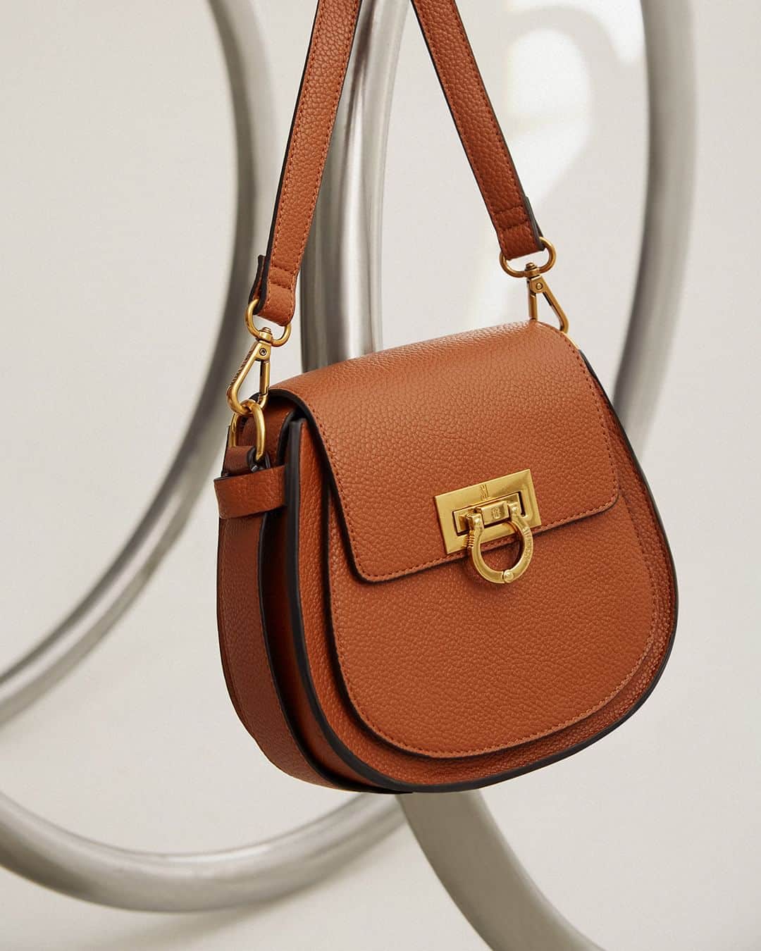 Santa Lollaのインスタグラム：「Compacta, versátil e super elegante, a bag tiracolo está na lista de bolsas pequenas que te deixa instantaneamente fashionista. O detalhamento do fecho é super cool e dá match com a sandália de bico folha e recortes democráticos que garantem ainda mais elegância para o look. [ Bag R$299,90 | Sandália R$399,90 ] #santalolla #santalollaverao24 #SLhandbags」