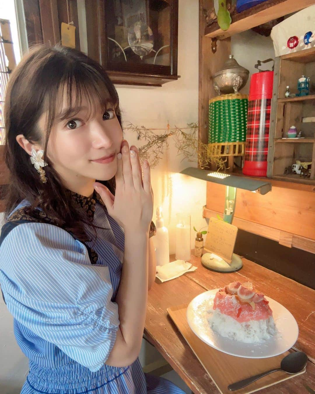 渚志帆のインスタグラム：「新高円寺『フウリン堂』さん🍧  ＊イチジクとリンゴのシロップ ブルーチーズソース 少しバルサミコとペコリーノ ＊バターナッツカボチャとたまねぎ 少しアボカドピューレ ＊カシスオレンジ レモンツリーのパンナコッタとグレープフルーツ  久しぶりにフウリン堂さん！ 予約制になって行きやすくなりました🍀 相変わらず情報量が沢山な氷ちゃん達でメニュー決めるのに悩みました😂 イチジクとリンゴのシロップ🍧 ビジュアルが赤ピンクな感じでめちゃ可愛い🌈 ベースがブルーチーズソースに酸味のあるリンゴソースにとろっとしたイチジク素敵✨ ブルーチーズの香りも堪らんね😋 ぷるっぷるリンゴゼリーの食感と中のサクサクパイの食感が噛んでて美味しい楽しい気分ルンルン🎵 ブルーチーズを合わせるのって一見難しそうと思うけど、こんな美味しくマッチしちゃうなんて感動🥹✨✨ ペロリン！美味しかった！！！ フウリン堂さんの玉ねぎ使ったメニュー🧅 今回はバターナッツとカボチャとたまねぎ🍧 からの少しアボカドピューレ。 うん、情報量多い！笑 フウリン堂さんの氷ちゃんはとにかく香りが香ばしい！！！ かぼちゃソースにレモンジュレ、パラパラナッツ！ 表面が塩っ気ある味わいで軽い口当たり🍀 優しいバターナッツとかぼちゃの甘さ、玉ねぎのコクが香ばしい！✨ 中のアボカドがねっとりと柔らかくてとてもクリーミー🤤 色んな味わいが一気に楽しめちゃう素晴ら氷ちゃんでした🍧✨ 私がメニューに迷っていたら店主さんがオススメしてくれたカシスオレンジ🍊 カシスソースとオレンジソースにグレープフルーツ果肉、レモンジュレでいかにもカシスオレンジや〜！！！ オレンジソースが濃厚爽やかでピンクグレープフルーツの甘さもあり、ピリッとくる酸味がちょうど良い！ 中のぷりっぷりふわっふわパンナコッタがクリームチーズ感あってカシスソースと混ざって美味しすぎる！！！ ガツンときたはっきりした味て食べ応えあって大満足😋！ 終始ずっと美味しいの連続でした！ ご馳走様でした🙏✨」