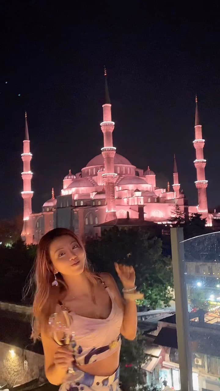 myumyuのインスタグラム：「世界遺産のブルーモスクがピンクにライトアップされとる🕌  ライトアップモスクが目の前のSky barはここだ 📍Blue House, Istanbul  イスラム国だけどどこでもお酒飲めてよき🍷  #Türkiye#Turkey#turkeytravel#turkey🇹🇷#Istanbul#i̇stanbul#istanbulturkey#traveler#travelawesome#travelgram#traveltheworld#mosque#hotelview#hotelbar#skybar#bluemosque#sultanahmetmosque  #トルコ#トルコ旅行#イスタンブール#海外旅行#海外旅行好きな人と繋がりたい#旅行#海外旅行大好き#旅スタグラム#歴史地区#世界遺産#モスク#ブルーモスク」