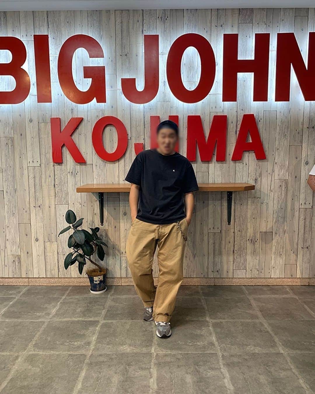 BIG JOHNのインスタグラム：「Anglers BIGJOHN✖︎EXTRA CHINOS   ※変顔の為ぼかし補正あり 　 A Pioneer in Japanese Jeans   -BIG JOHN- From KOJIMA to the world.  ◽️TOYOTA @bigjohnshop  @bigjohnjeans  ◽️A pioneer in Japanese Jeans   -BIG JOHN-    from KOJIMA to the world ◽️   TOYOTA (staff)  #BIGJOHN #bigjohn #RARE#倉敷 #KOJIMA #JEANS #jeans #okayama #denim #TOYOTA #kojimajeans#okayamadenim#japanmade#madeinjapan#original #RAREJEANS  #育てる #ビッグジョン #児島　#ジーンズストリート  #岡山県　#365daysoffade #瀬戸大橋　#indigoinvitational 　#最高の色落ち　#坂本藍聖　#XXXXEXTRA  #姫路　#レザー　#ベルト」