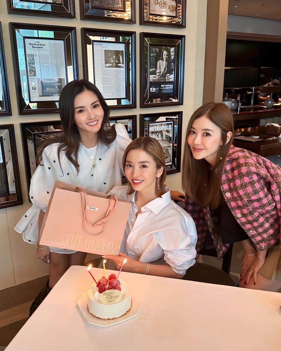 kiyomi medeirosのインスタグラム：「たーちゃんお誕生日おめでとう🎉🎂😆❤️❤️❤️❤️❤️  たーちゃんやっとやっと会えて😭やっとお誕生日お祝いできたぁーー😭😭😭✨✨✨  3人で久しぶり会えて本当に嬉しかったよぉ🥹🫶❤️❤️❤️  本当に話し足りなかったからまたすぐね🥹💕💕 ずっとずっと仲良しでいてね🥹🫶💕💕💕 @tkco @ayano_fukuoji 🥹❤️  #birthdaygirl#happybirthday#bff」