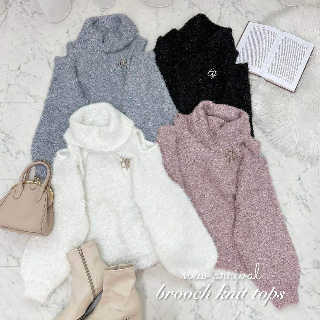 apres jour(アプレジュール) のインスタグラム：「【new arrival🎀】10/5(thu) 21:00〜 ⁡ 肩のチラ見せがあざとかわいい ニットプルオーバー🤍 オフタートルなので窮屈さがなく小顔効果ばっちり✨ トレンドのシャギーニットにきらきらラメ入りの 糸を使用した華やかなアイテムです💐 オリジナルのゴールドブローチが高見え✨ デートにはもちろん、参戦コーデにもおすすめです🫶🏻  ⁡🏷️ブローチ+ニットトップス　 商品番号🔎985136 サイズ…F/XL ¥4,995(taxin) ⁡ ⁡ こちらの画像はインスタ用に加工しておりますので、カラーの雰囲気が実際の商品と異なる場合がございます。 商品ページにてカラーのご確認をお願い致します。 ⁡ #ZOZOでしか買えない #アプレジュール #アプレ部」