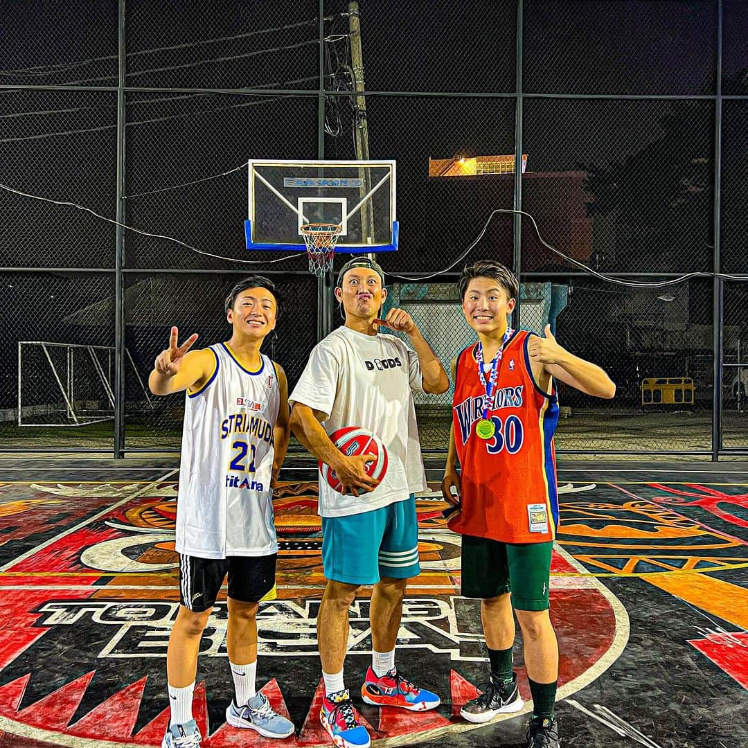 山下智央のインスタグラム：「Makasih banget @sumargodenny main sama orang Jepang berdua kita ya wkwk🏀😂  Silakan nonton video baru di Channel aku untuk nonton lawan trick shot 👍」