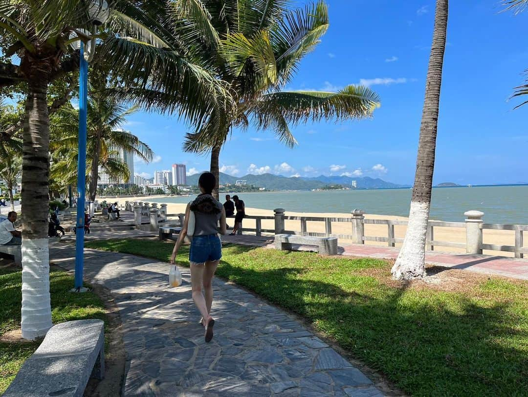 水野瑛さんのインスタグラム写真 - (水野瑛Instagram)「. First time trying an authentic bánh mì 🥖🇻🇳 Taking a bite of this Vietnamese sandwich in front of the beautiful beach was simply amazing… 綺麗なビーチを前に食べる本場バインミーは最高以外の何者でもありませんでした… . #vietnam  #nhatrang #bánhmì #travelgram」10月2日 20時02分 - 4aki15