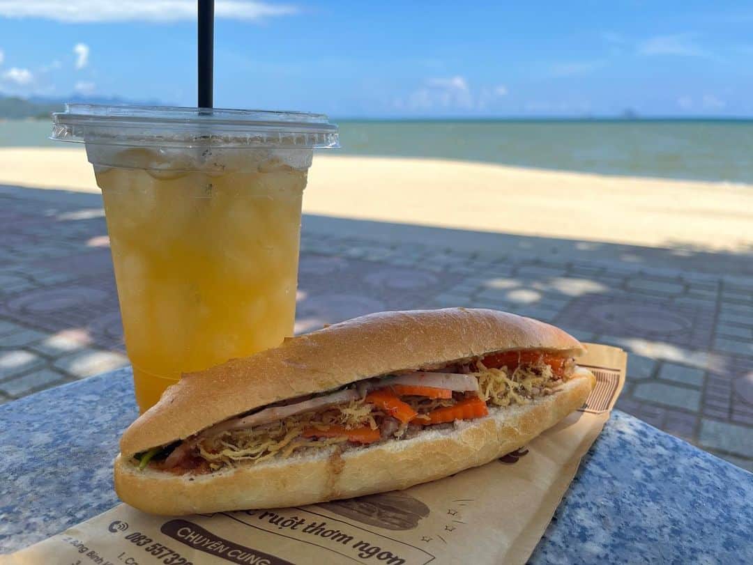 水野瑛さんのインスタグラム写真 - (水野瑛Instagram)「. First time trying an authentic bánh mì 🥖🇻🇳 Taking a bite of this Vietnamese sandwich in front of the beautiful beach was simply amazing… 綺麗なビーチを前に食べる本場バインミーは最高以外の何者でもありませんでした… . #vietnam  #nhatrang #bánhmì #travelgram」10月2日 20時02分 - 4aki15