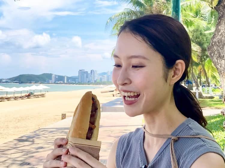 水野瑛のインスタグラム：「. First time trying an authentic bánh mì 🥖🇻🇳 Taking a bite of this Vietnamese sandwich in front of the beautiful beach was simply amazing… 綺麗なビーチを前に食べる本場バインミーは最高以外の何者でもありませんでした… . #vietnam  #nhatrang #bánhmì #travelgram」